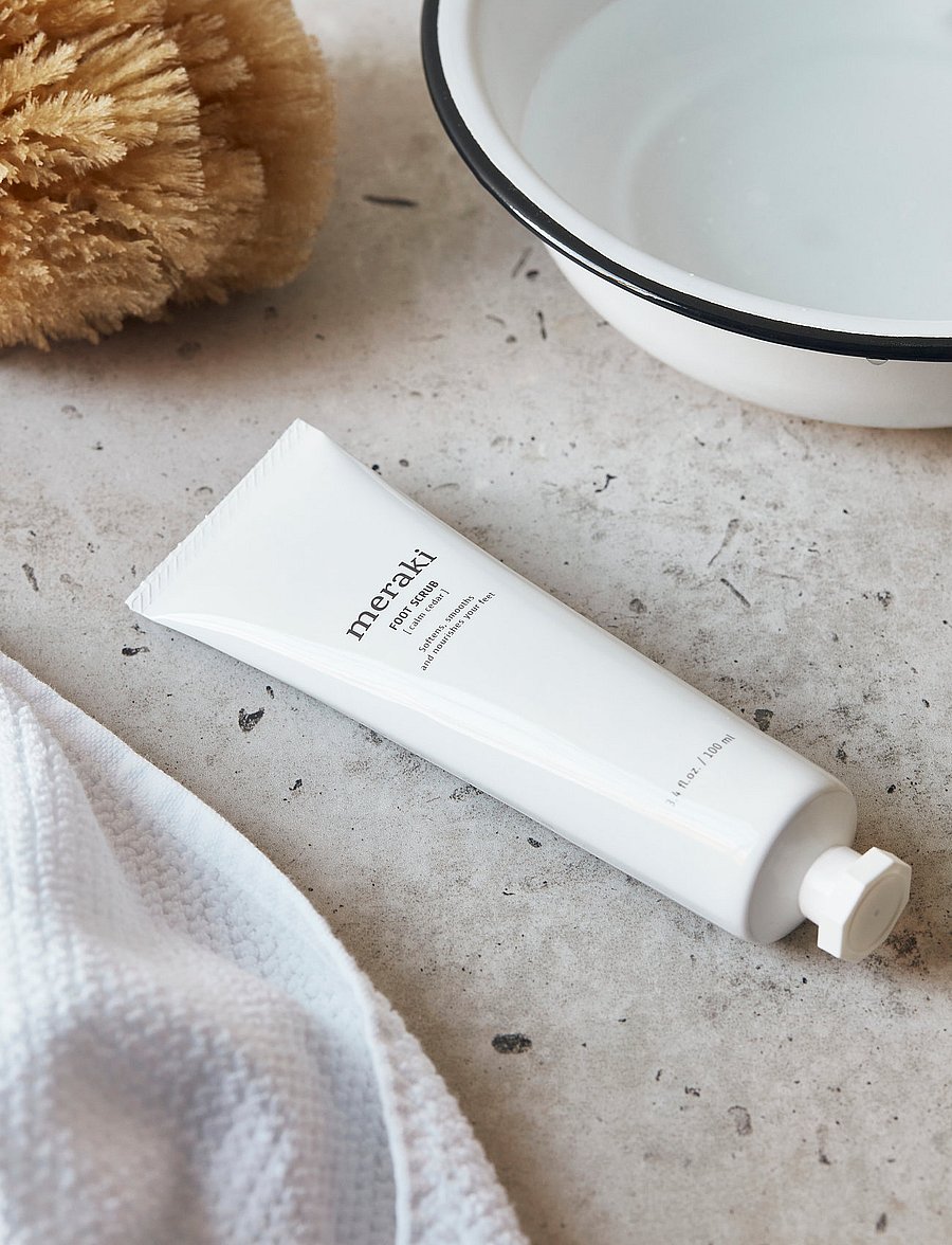 meraki - Foot scrub, Calm cedar, Cosmos Organic - jalkavoiteet - white - 2