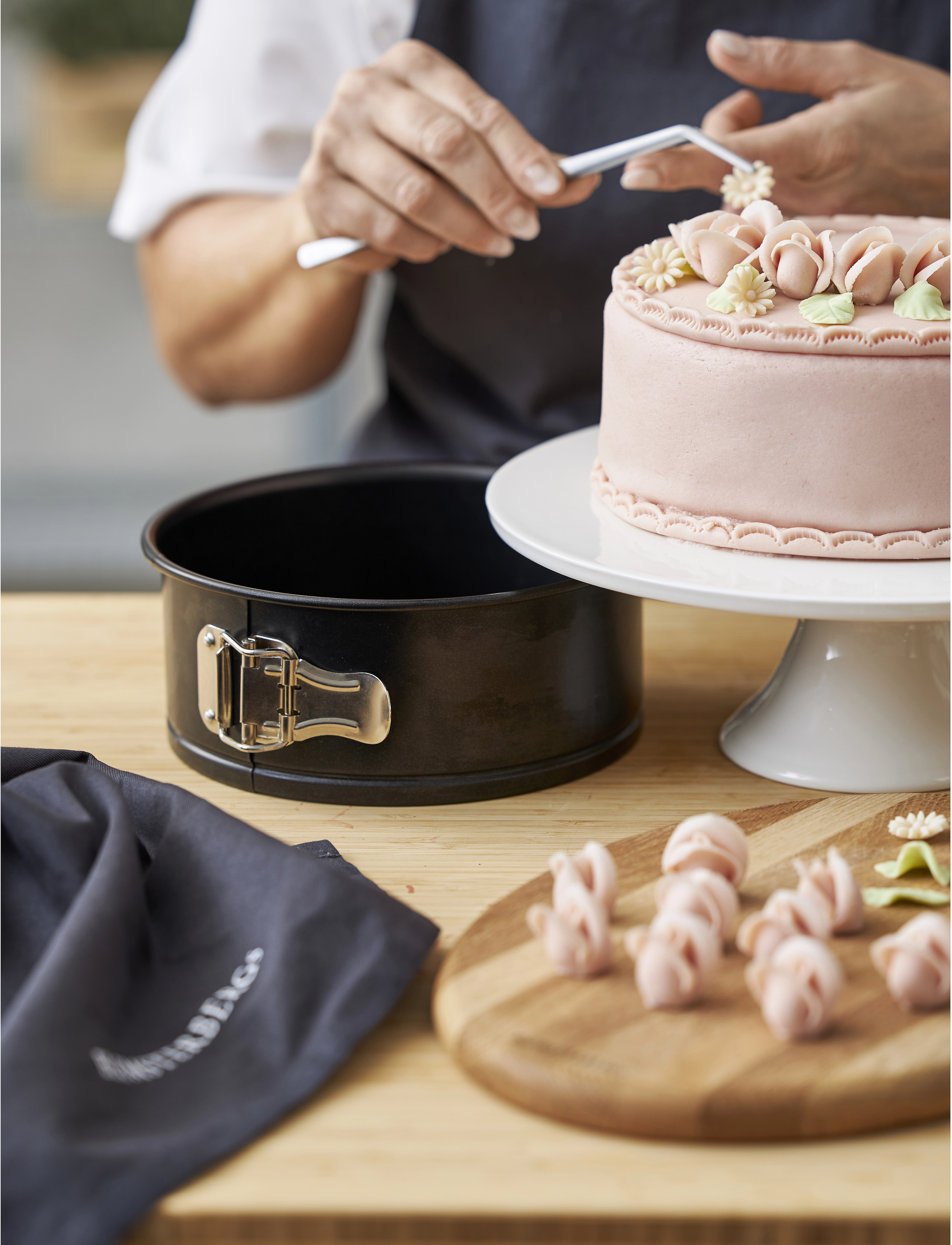 Blomsterbergs - Cake tin - kakkuvuoat - black - 4
