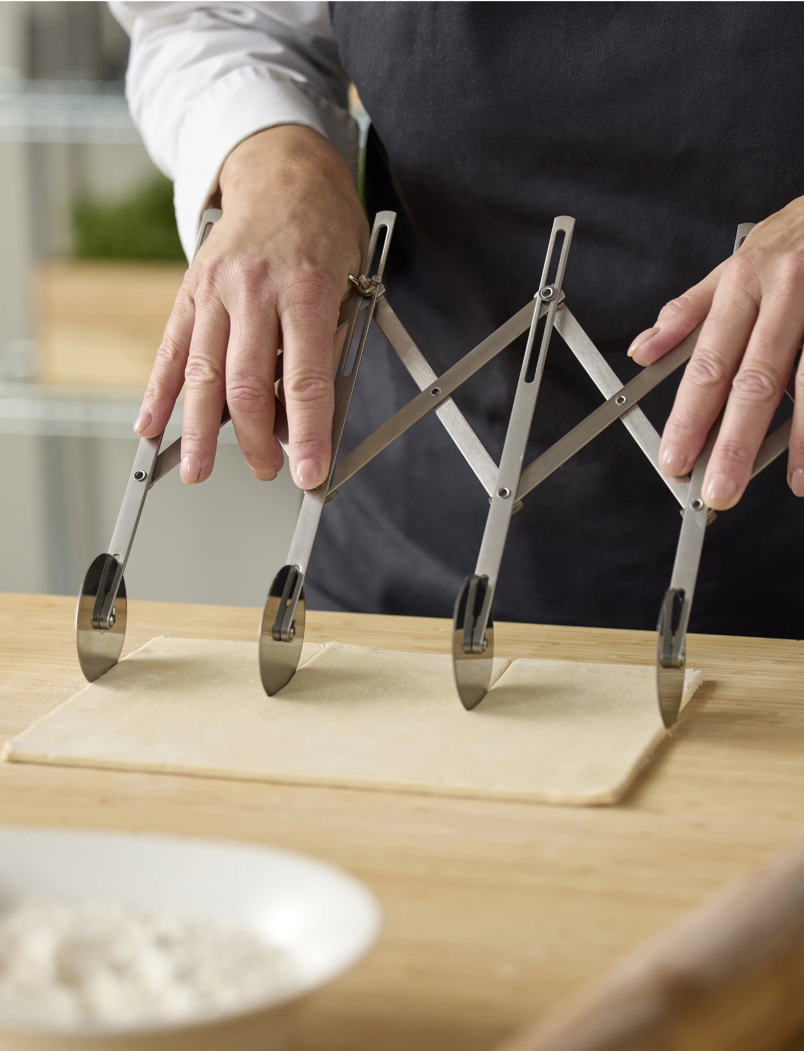Blomsterbergs - Pastry cutter with 5 wheels - muud küpsetustarvikud - metall - 3