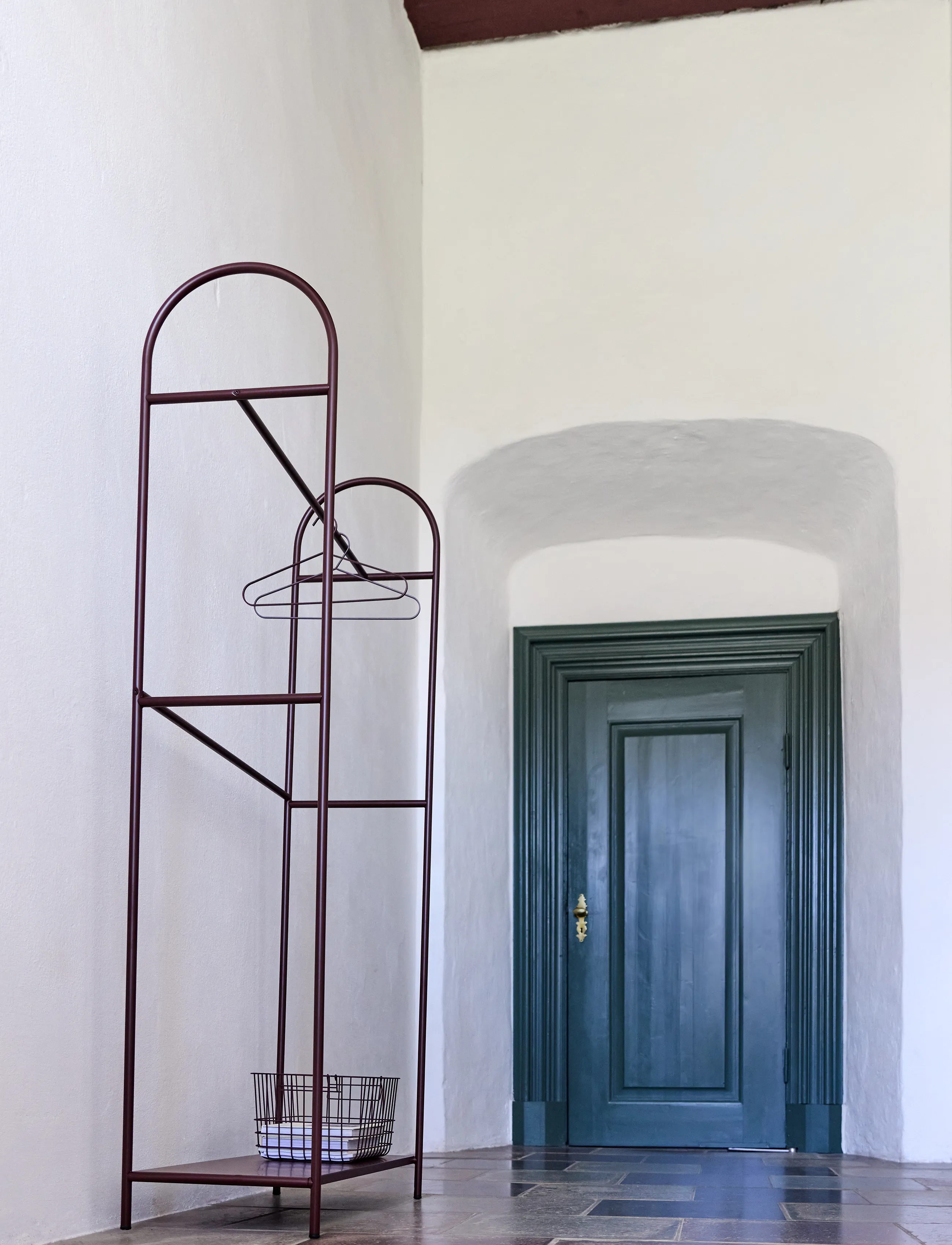 Mette Ditmer - ARCH clothing rack - tøjstativ & knagerække - wine - 0