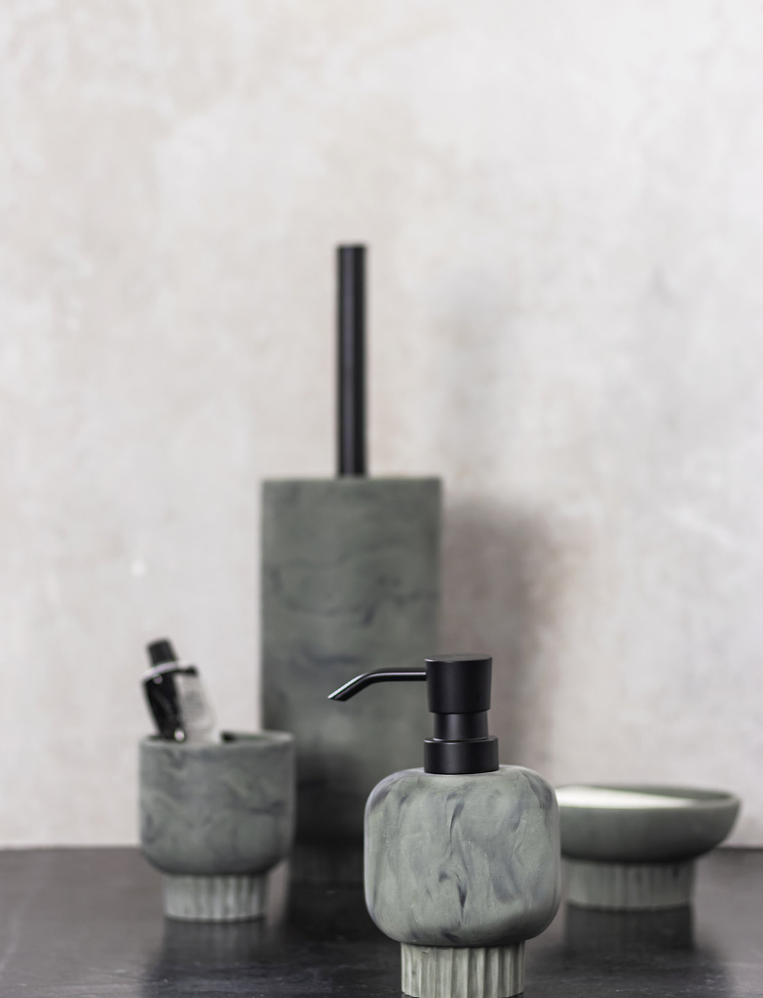 Mette Ditmer - ATTITUDE Dispenser - seifenspender & seifenschalen - thyme green - 1