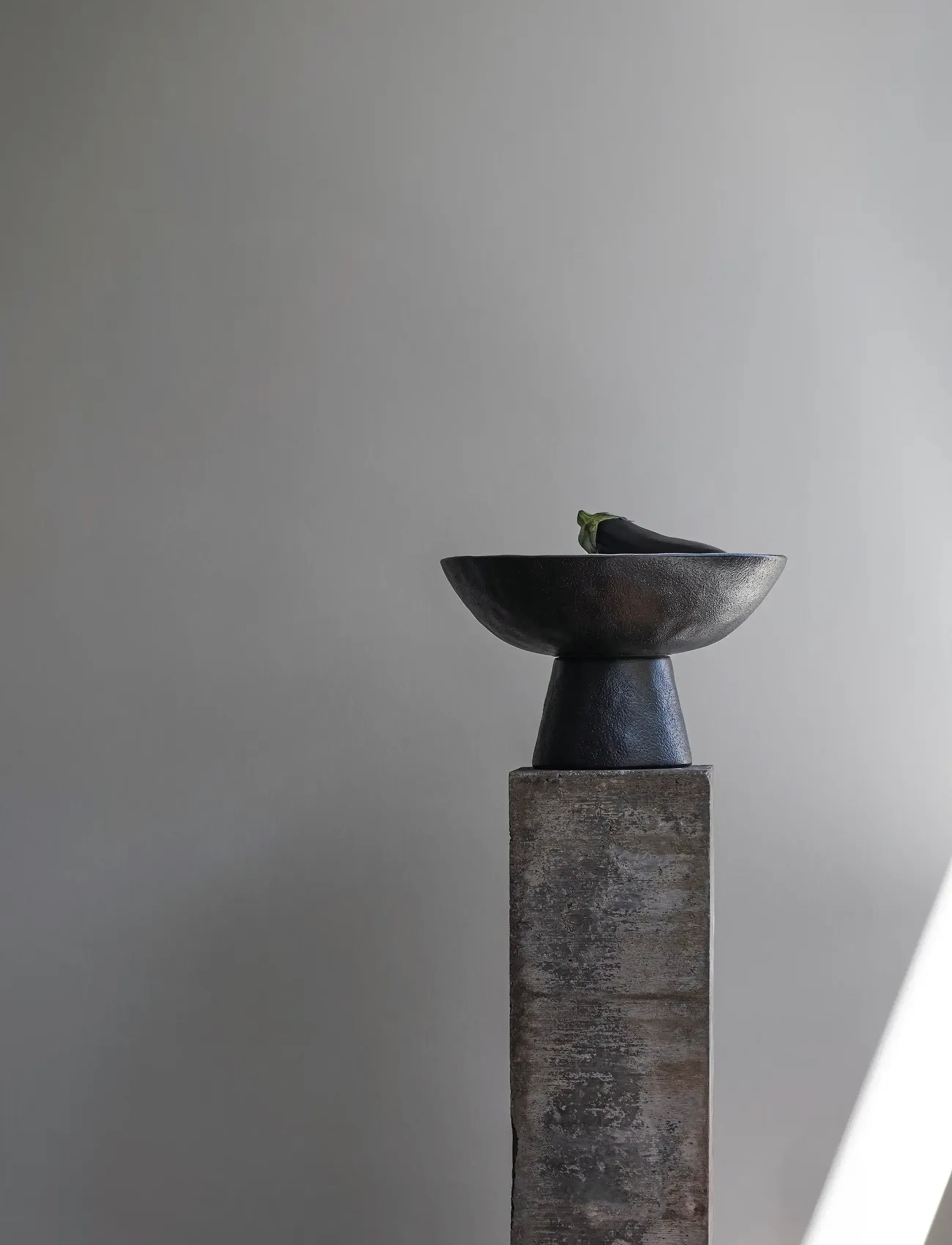 Mette Ditmer By Hand Bowl On Foot, Ø31.5X H20 cm, Bowls & Serving Dishes, Schwarz - Fruit Bowls, Homeware