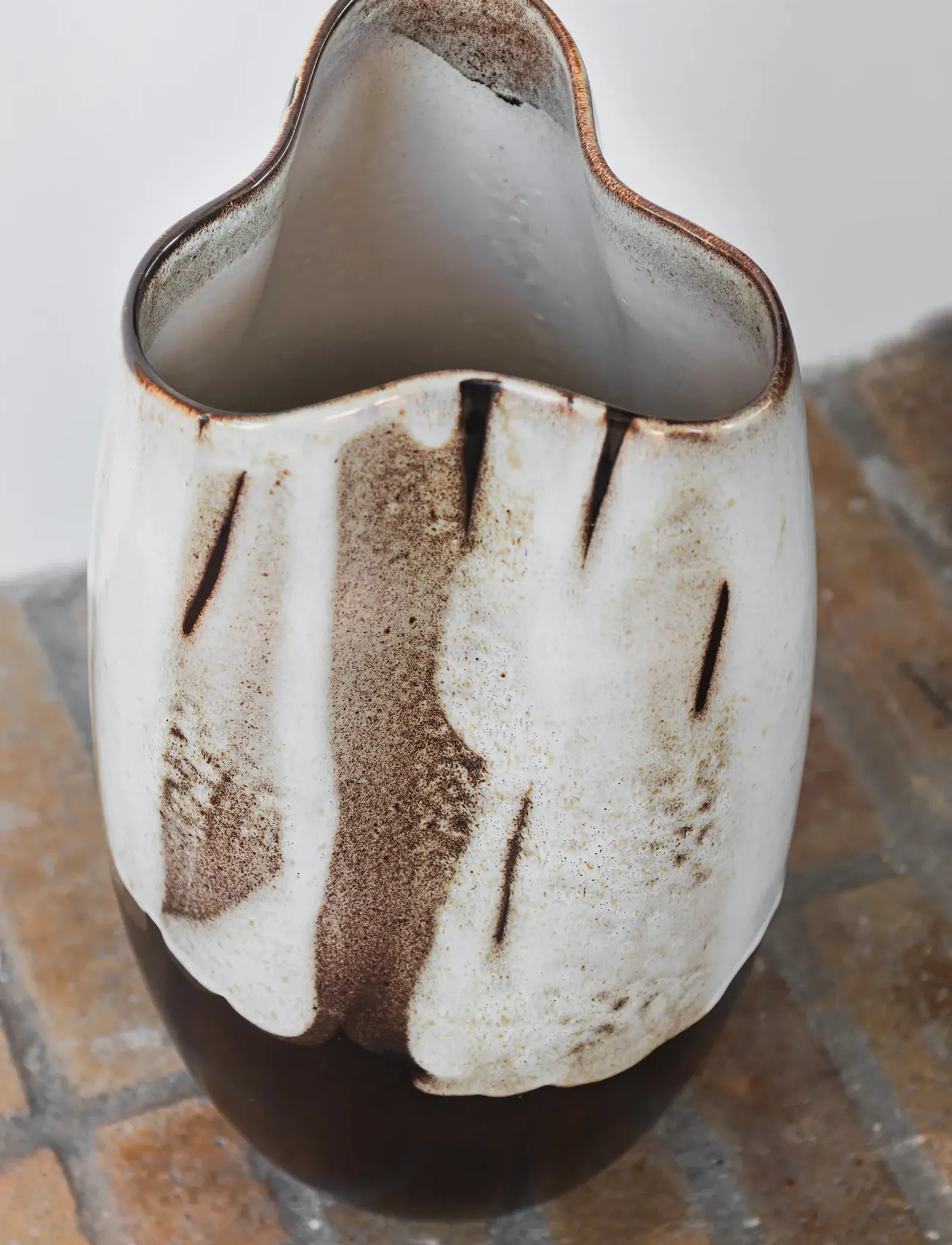 Mette Ditmer BY HAND curve vase, large - Konfirmation - OFF-WHITE / brown