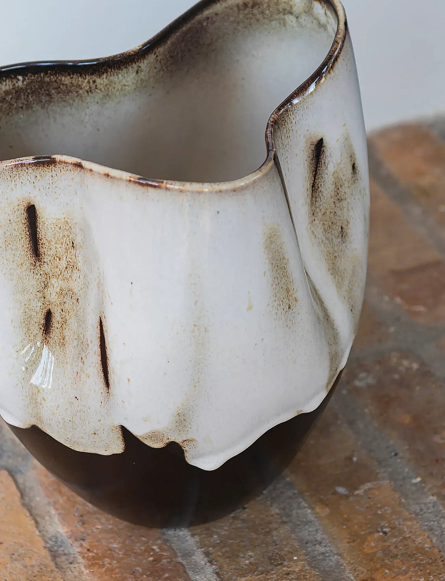Mette Ditmer - BY HAND curve vase, small - vaasid - off-white - 2