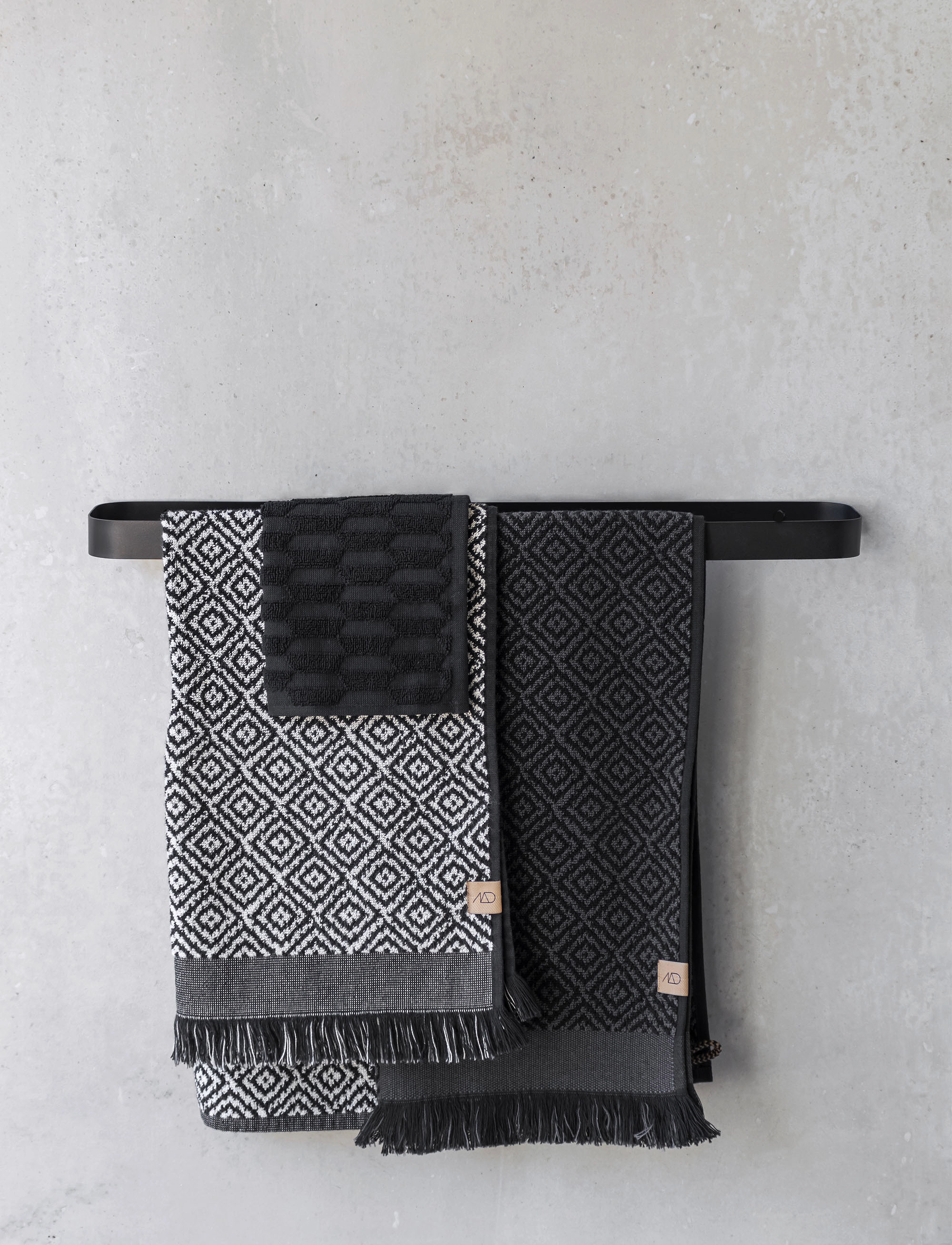 Mette Ditmer - CARRY towel bar - koukut - black - 2