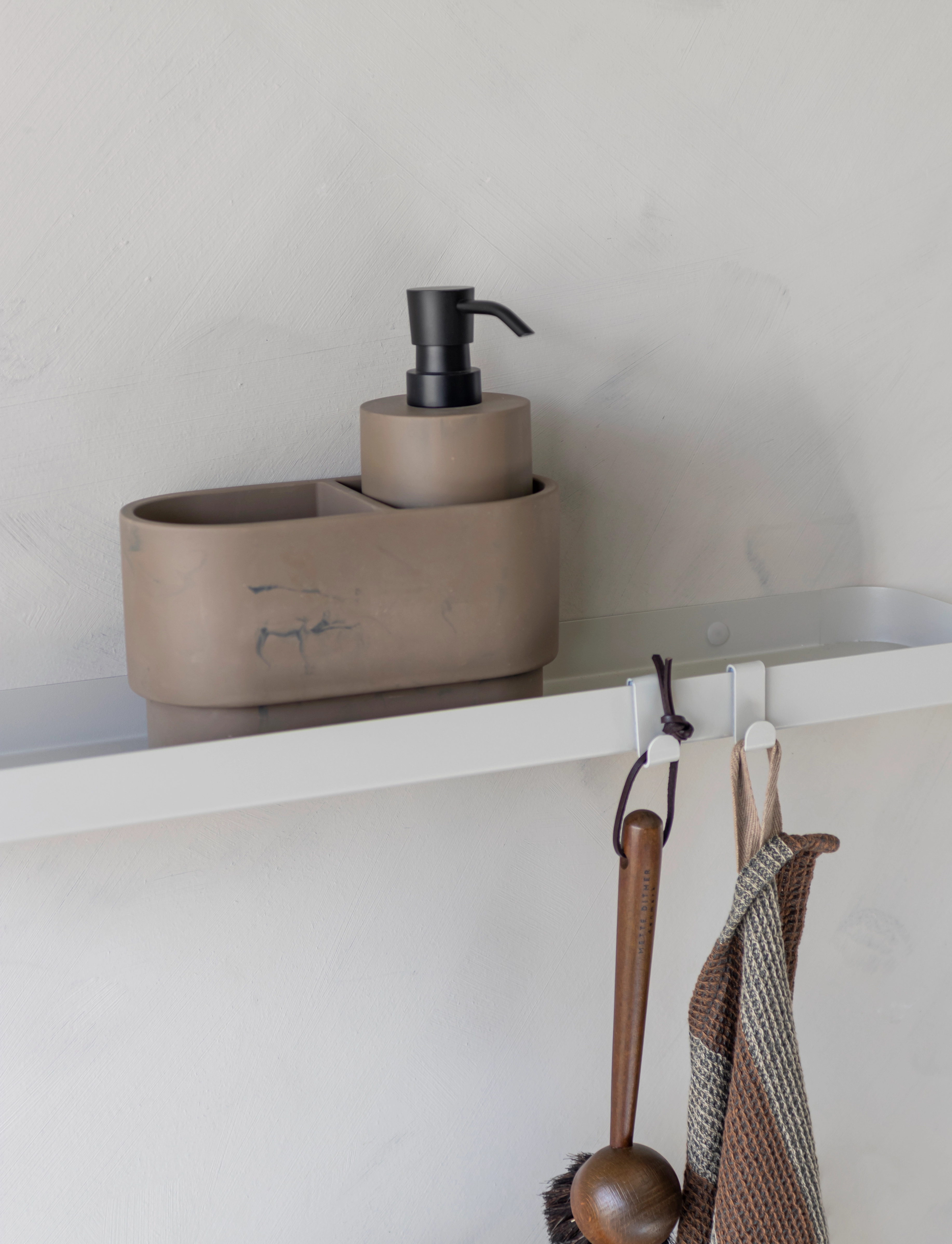 Mette Ditmer - CARRY gallery shelf - opbevaring til badeværelse - sand grey - 3
