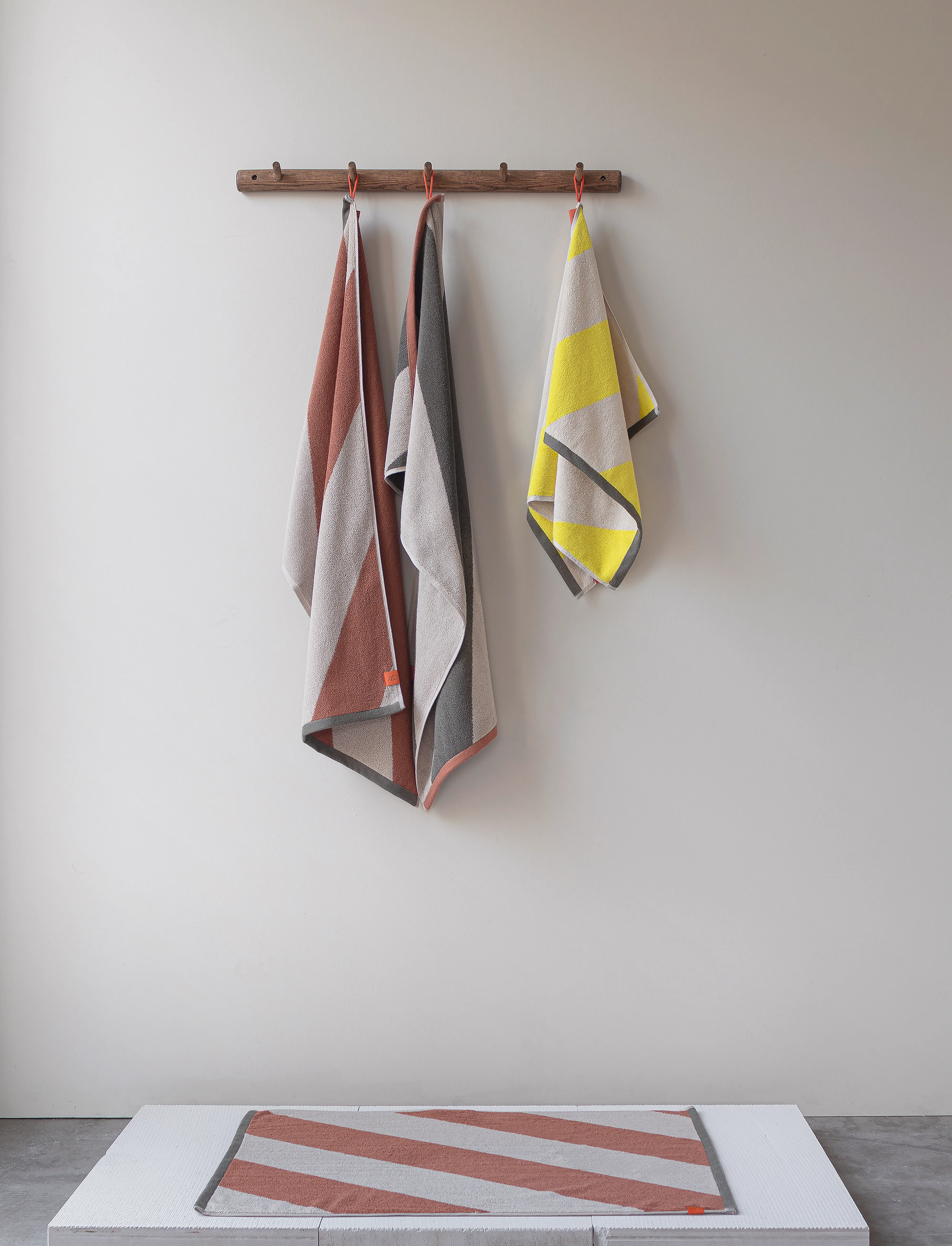 Mette Ditmer - DIAGONAL bath mat - teppiche - yellow - 3