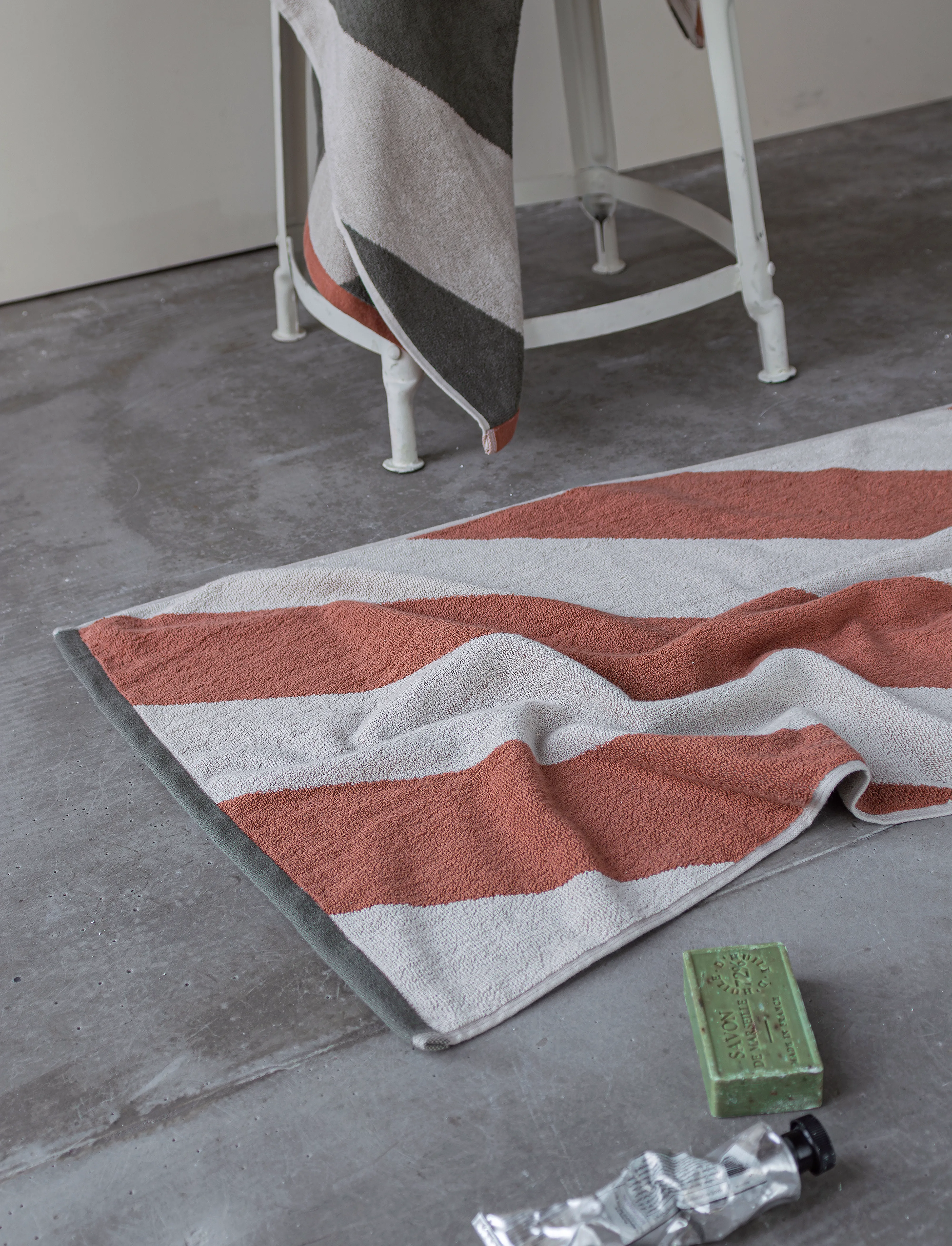 Mette Ditmer Diagonal Bath Mat, 50X 80 cm, Brown, Tæpper > Badetæpper, Unisex