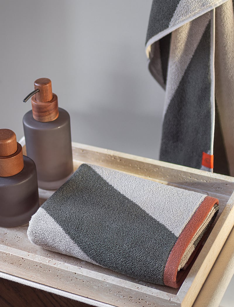 Mette Ditmer - DIAGONAL guest towel - gästehandtücher - dark olive - 1