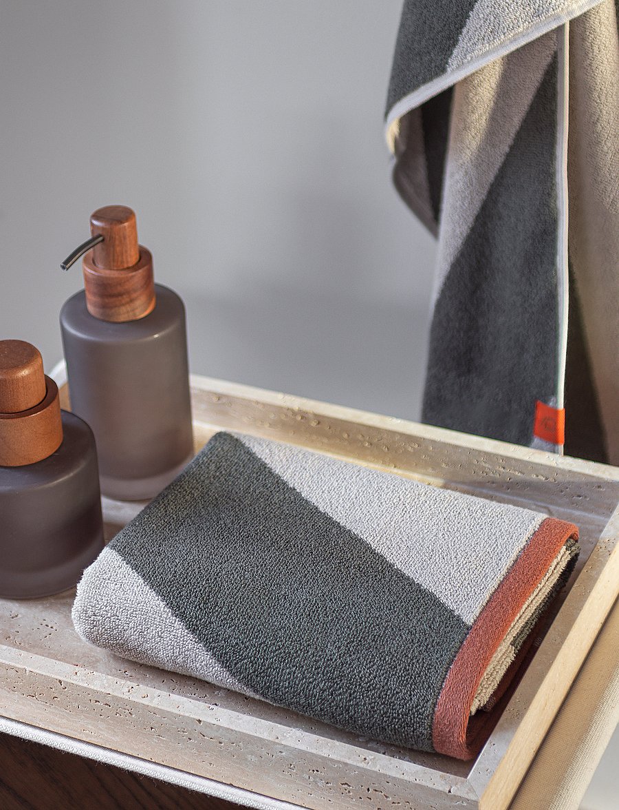 Mette Ditmer - DIAGONAL guest towel - külaliste käterätikud - dark olive - 0