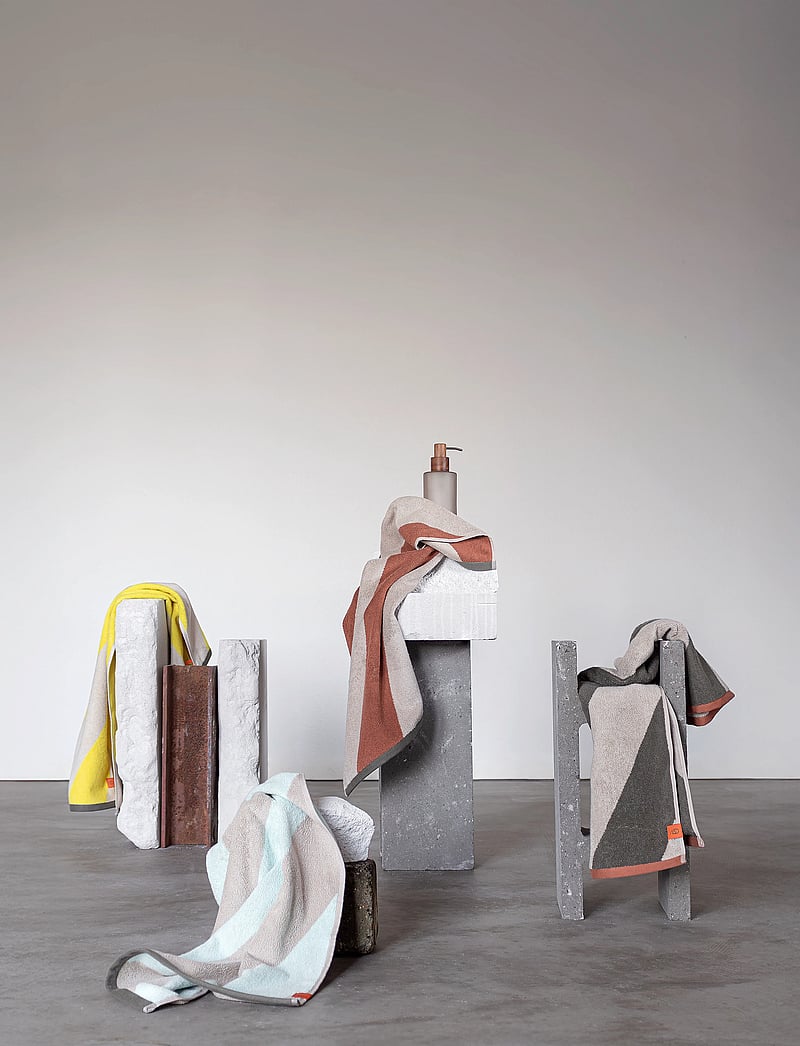 Mette Ditmer - DIAGONAL bath towel - badetücher - brick - 1