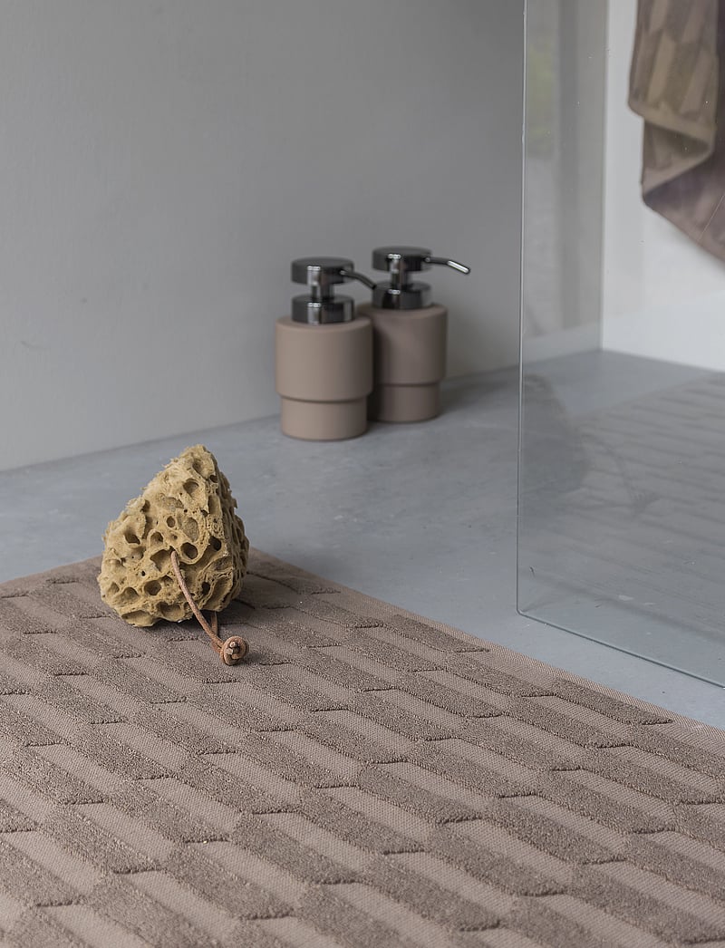 Mette Ditmer - GEO bath mat - vannivaibad - nougat - 0