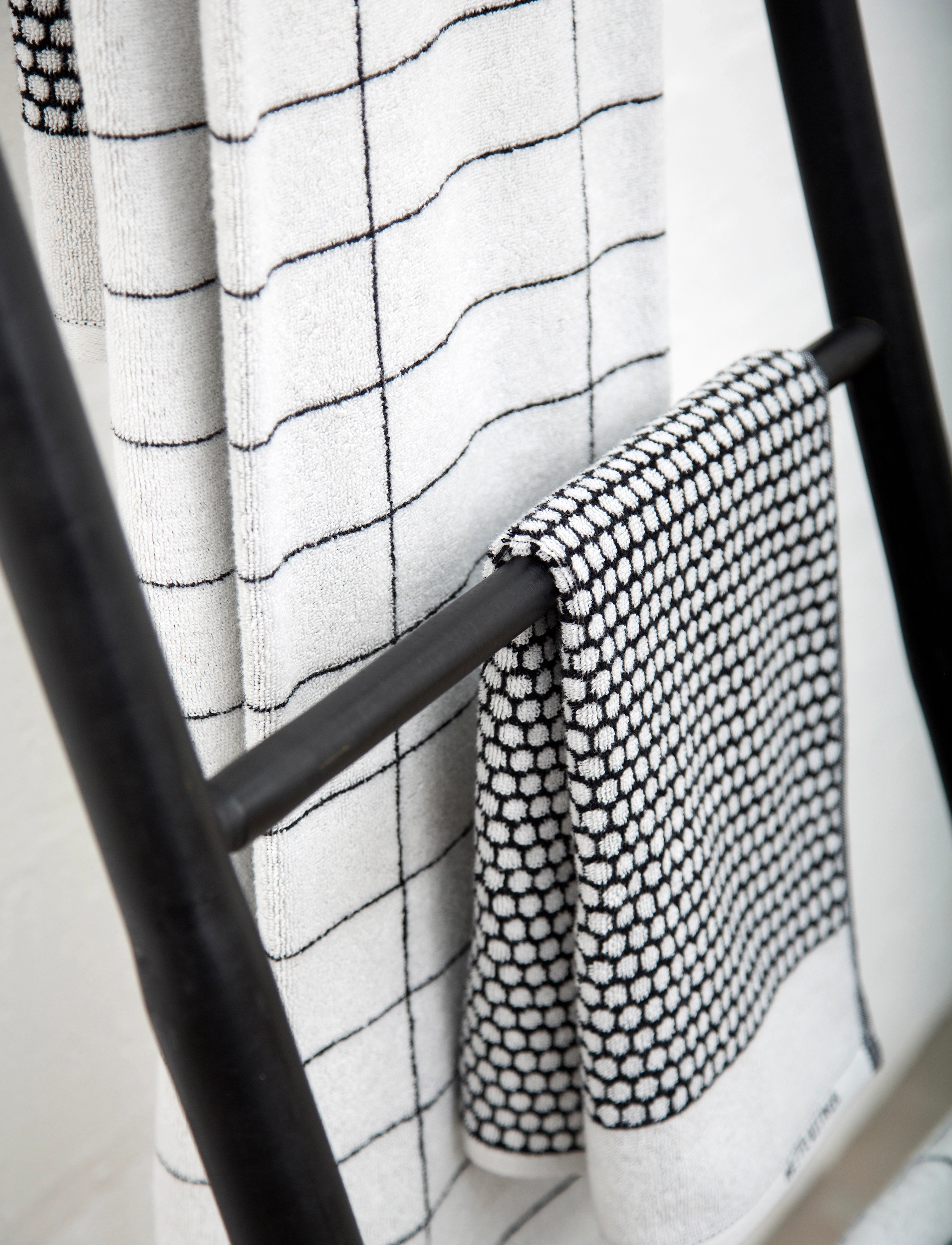Mette Ditmer - GRID guest towel, 2-pack - svečių rankšluosčiai - black / off-white - 2