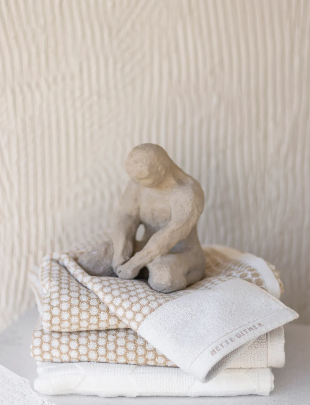 Mette Ditmer - GRID bath towel - gästhanddukar - sand / off-white - 2