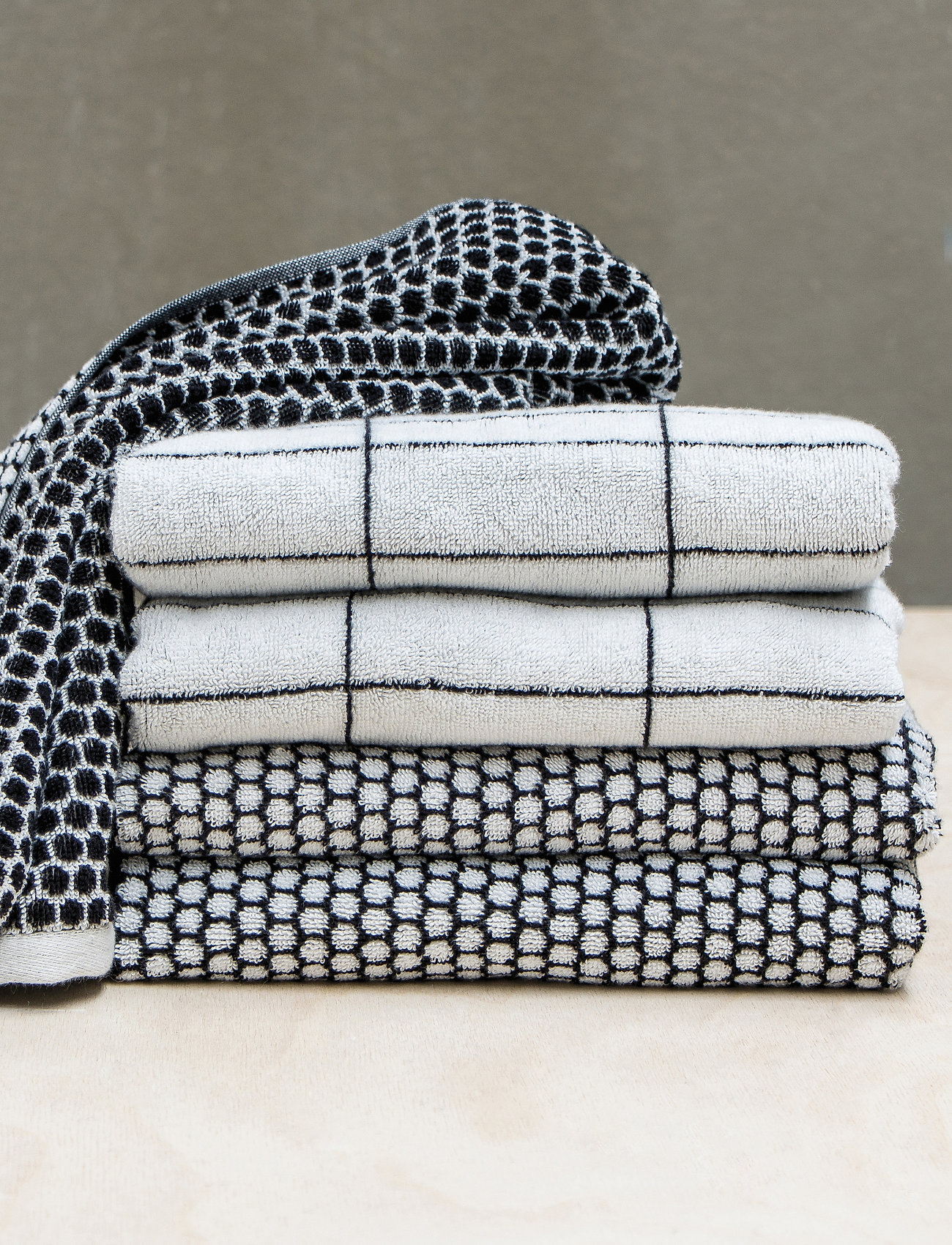 Mette Ditmer - GRID Towel - handdoeken en badhanddoeken - black/off white - 1