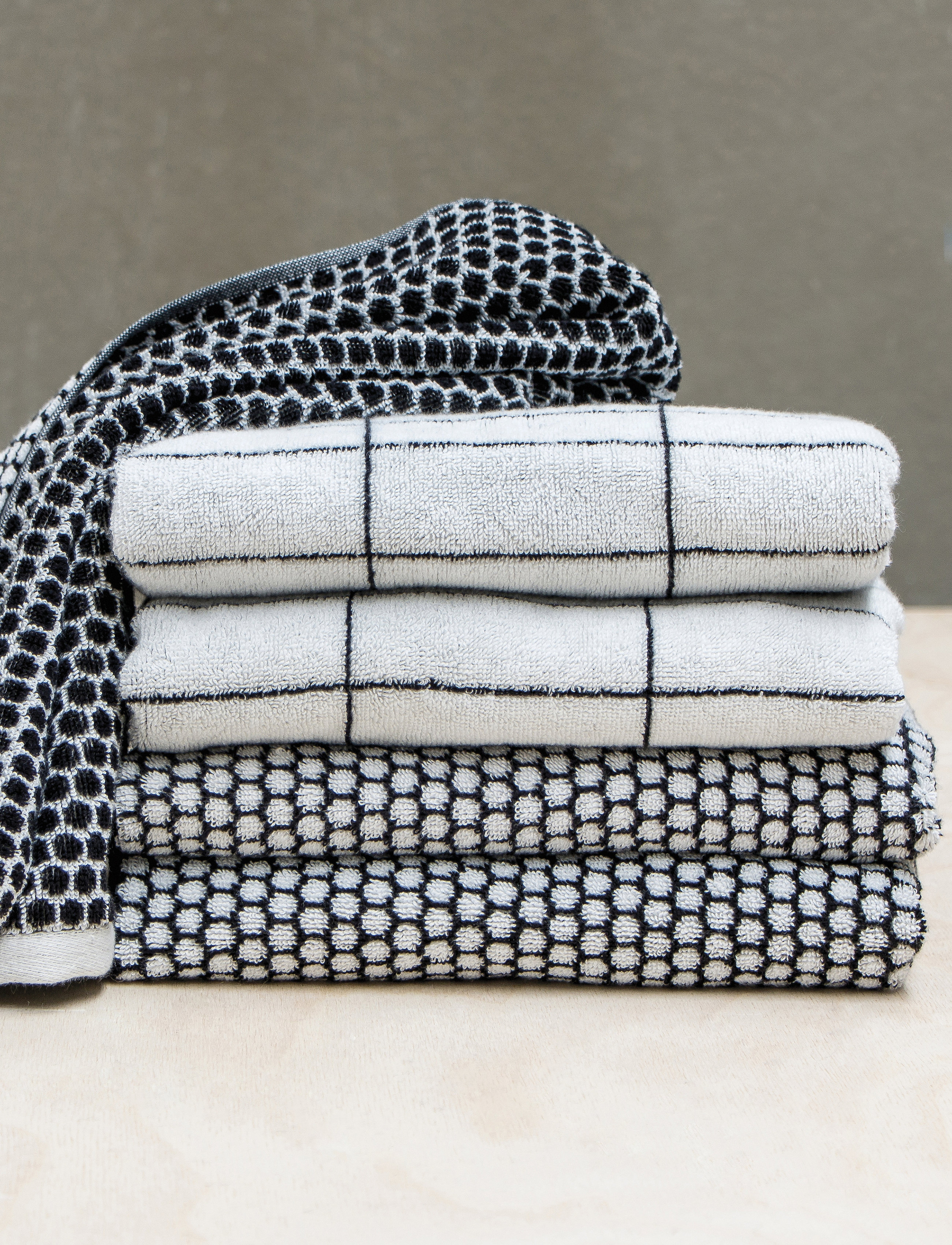 Mette Ditmer - GRID Towel - black/off white - 1