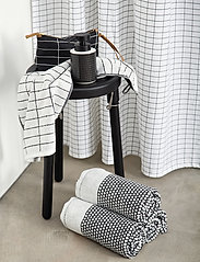 Mette Ditmer - GRID Towel - handdoeken en badhanddoeken - black/off white - 2