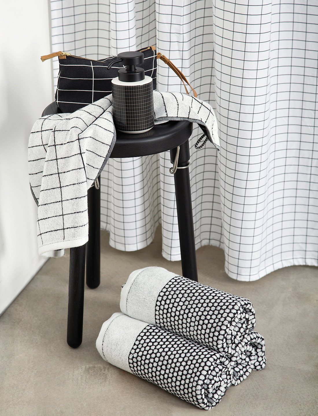 Mette Ditmer - GRID Towel - handdukar & badlakan - black/off white - 2