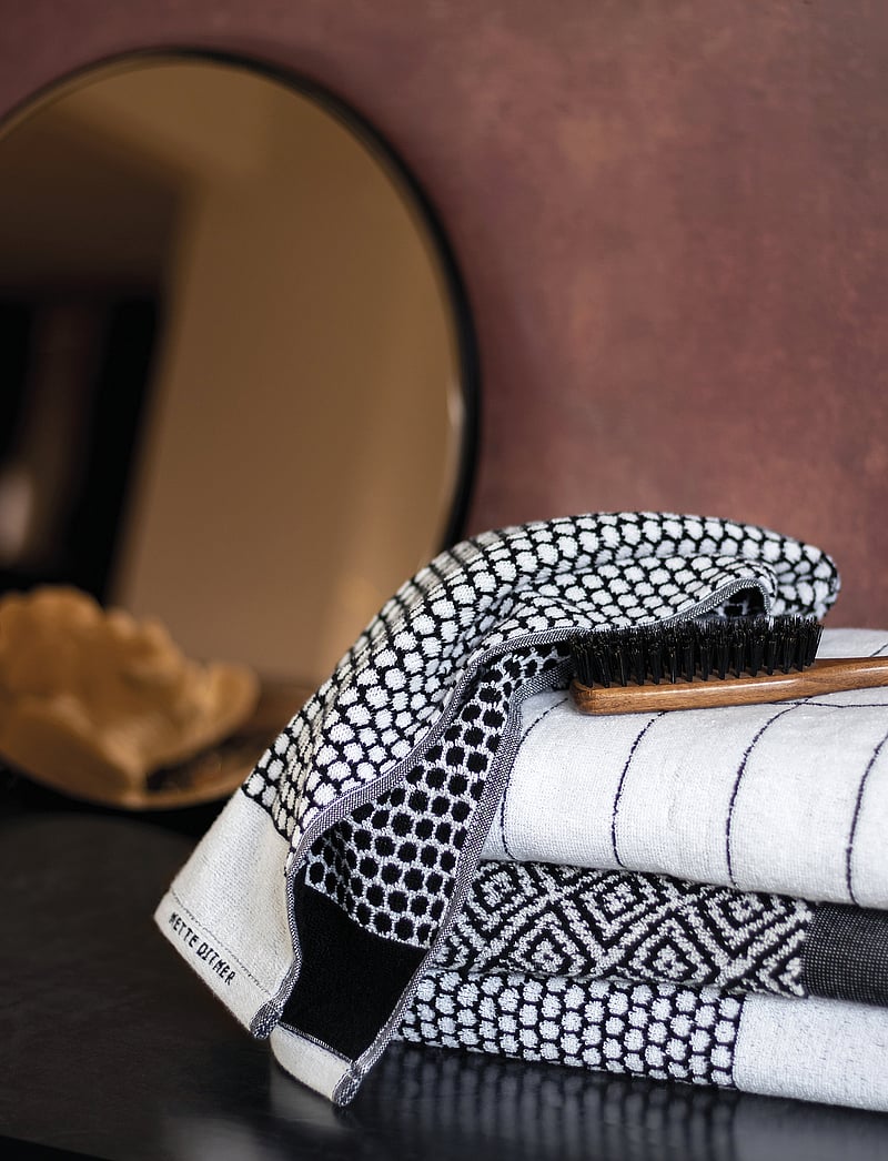 Mette Ditmer - GRID Towel - käterätikud ja vannirätikud - black/off white - 3