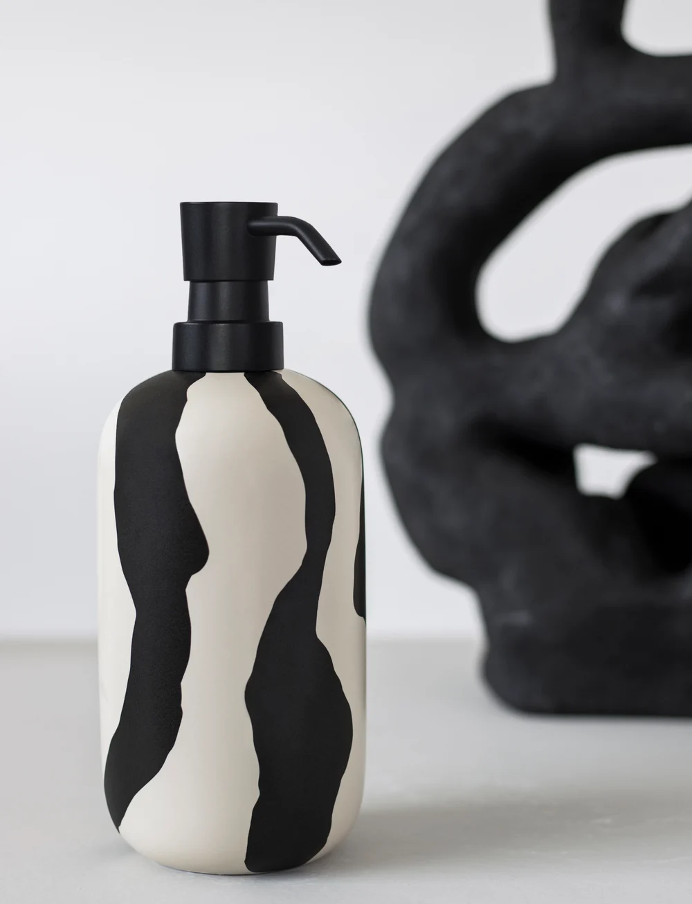 Mette Ditmer - ICON dispenser tall - seifenspender & seifenschalen - off-white - 1