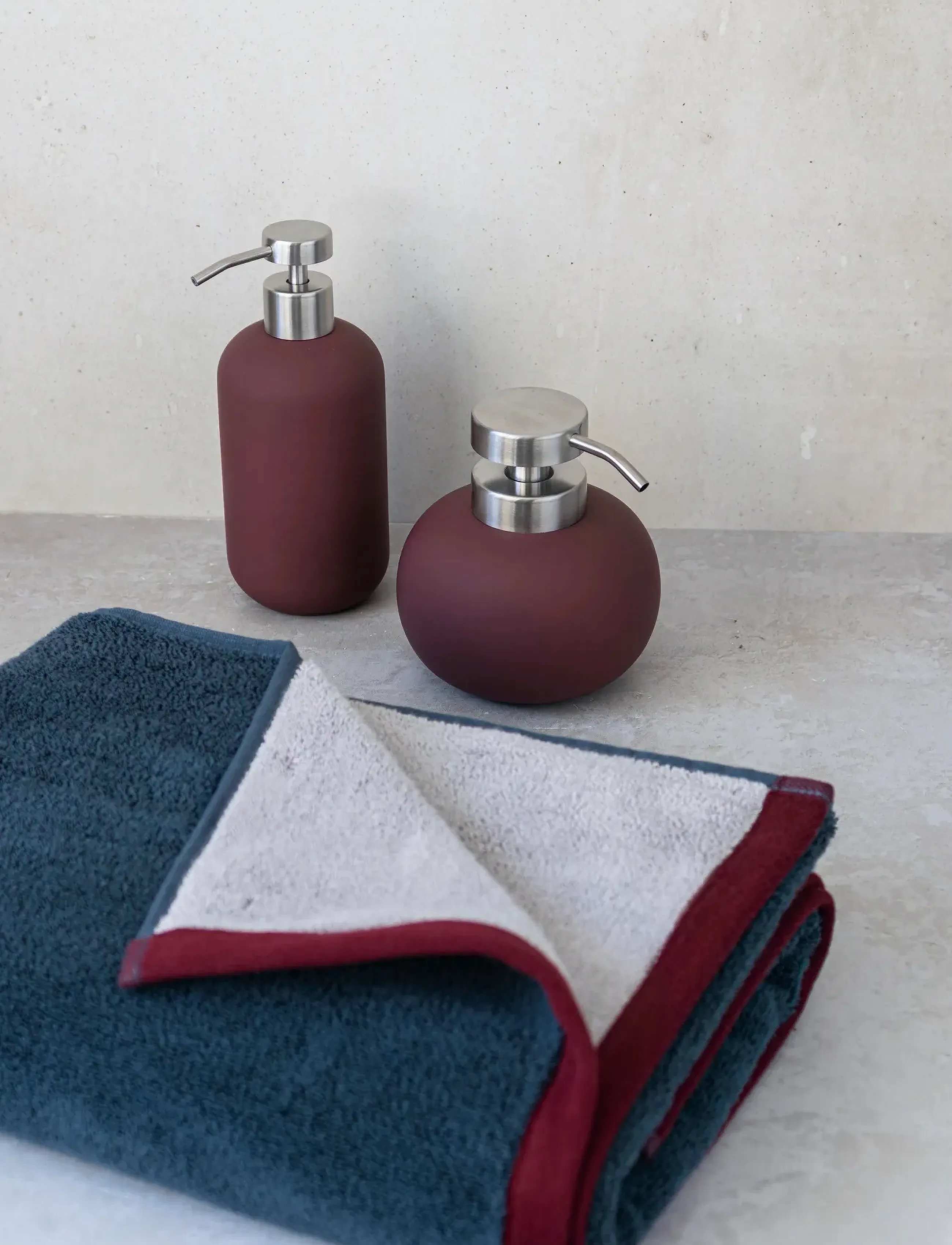 Mette Ditmer Lotus Play Dispenser, Tall (2 Pumps), Ø7.5X H18 cm, Bathroom Interior, Burgunderrot - Soap Pumps & Cups, Homeware