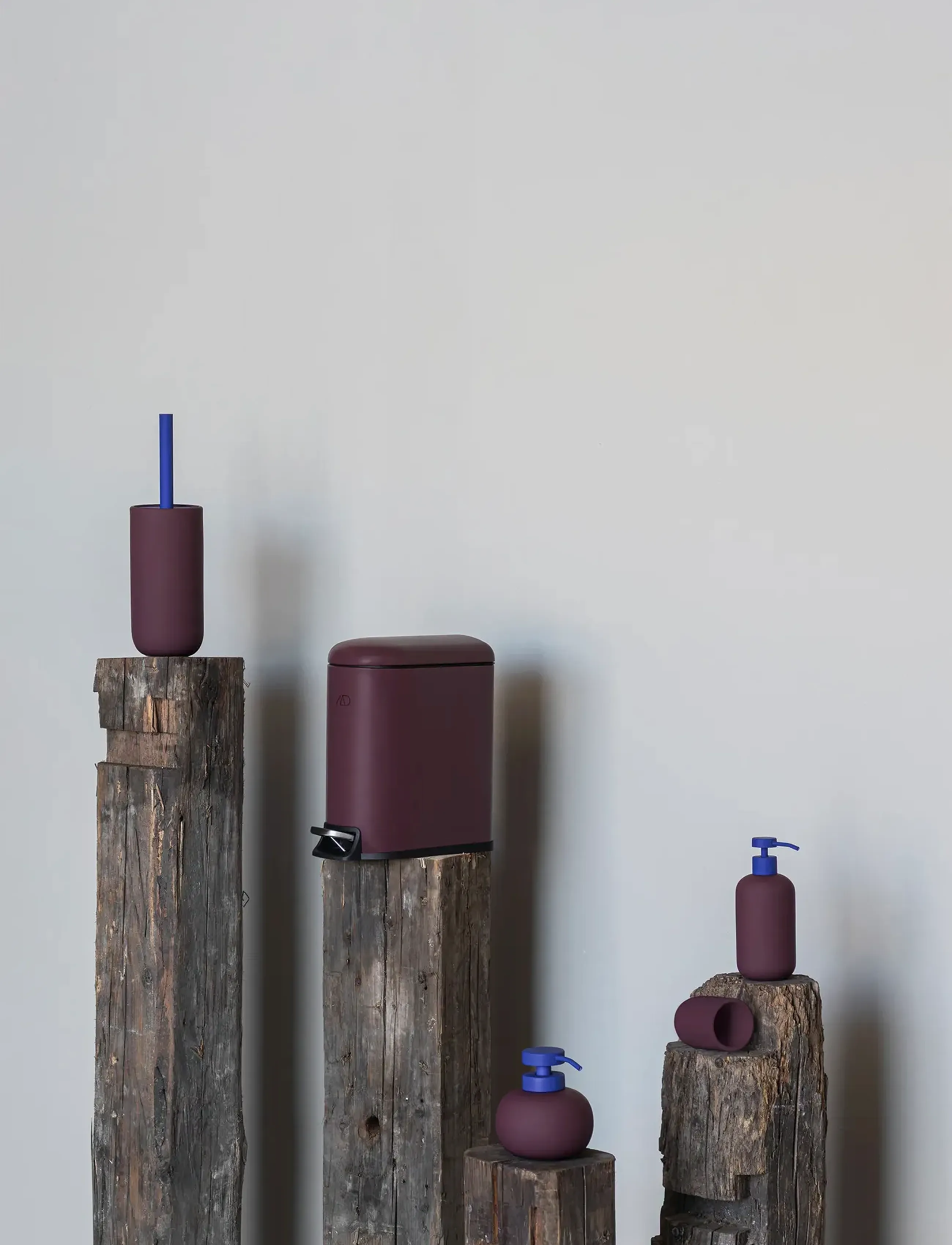 Mette Ditmer - LOTUS PLAY dispenser, tall (2 pumps) - sæbedispensere & sæbeskåle - wine - 3