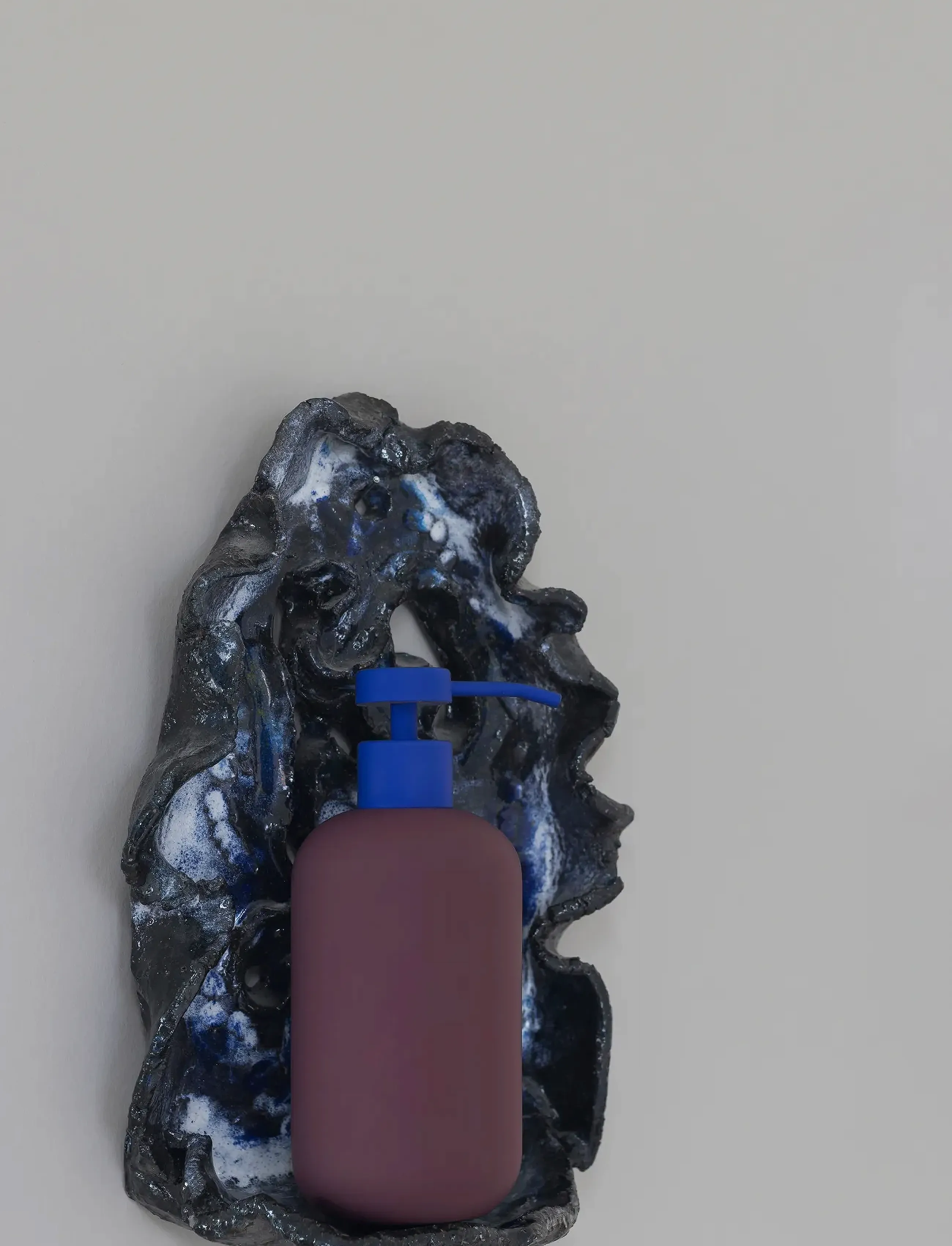Mette Ditmer - LOTUS PLAY dispenser, tall (2 pumps) - sæbedispensere & sæbeskåle - wine - 4