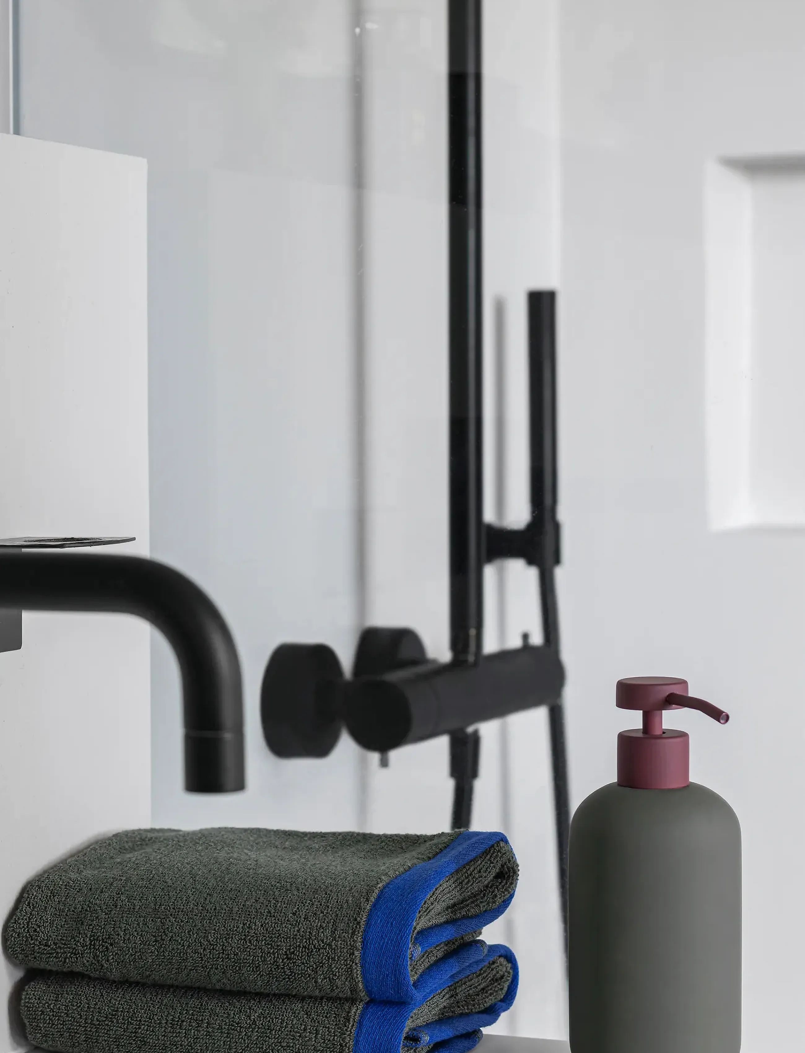 Mette Ditmer - LOTUS PLAY dispenser, tall (2 pumps) - sæbedispensere & sæbeskåle - dark olive - 5