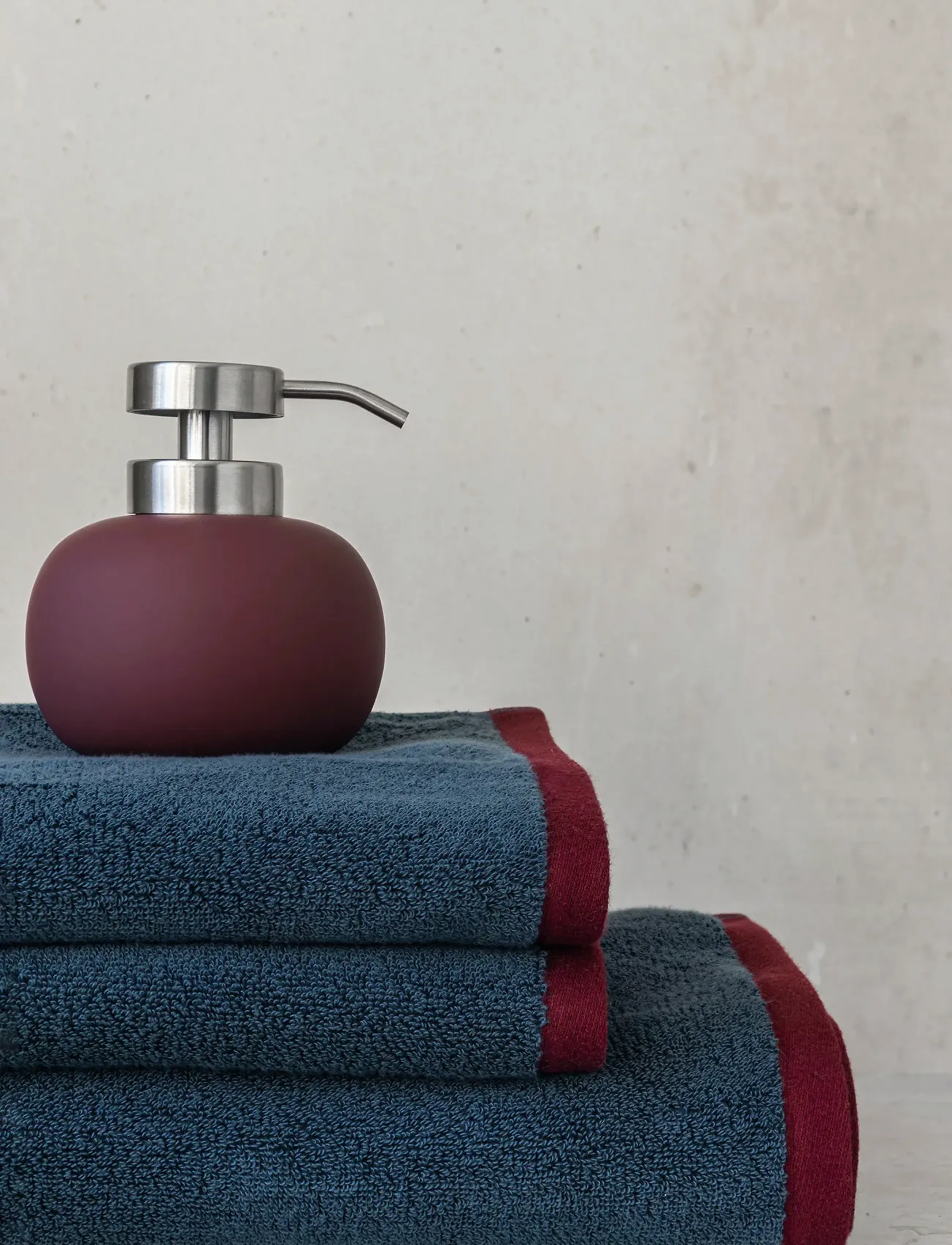 Mette Ditmer Lotus Play Dispenser, Low (2 Pumps), Ø11X H13 cm, Bathroom Interior, Burgunderrot - Soap Pumps & Cups, Homeware