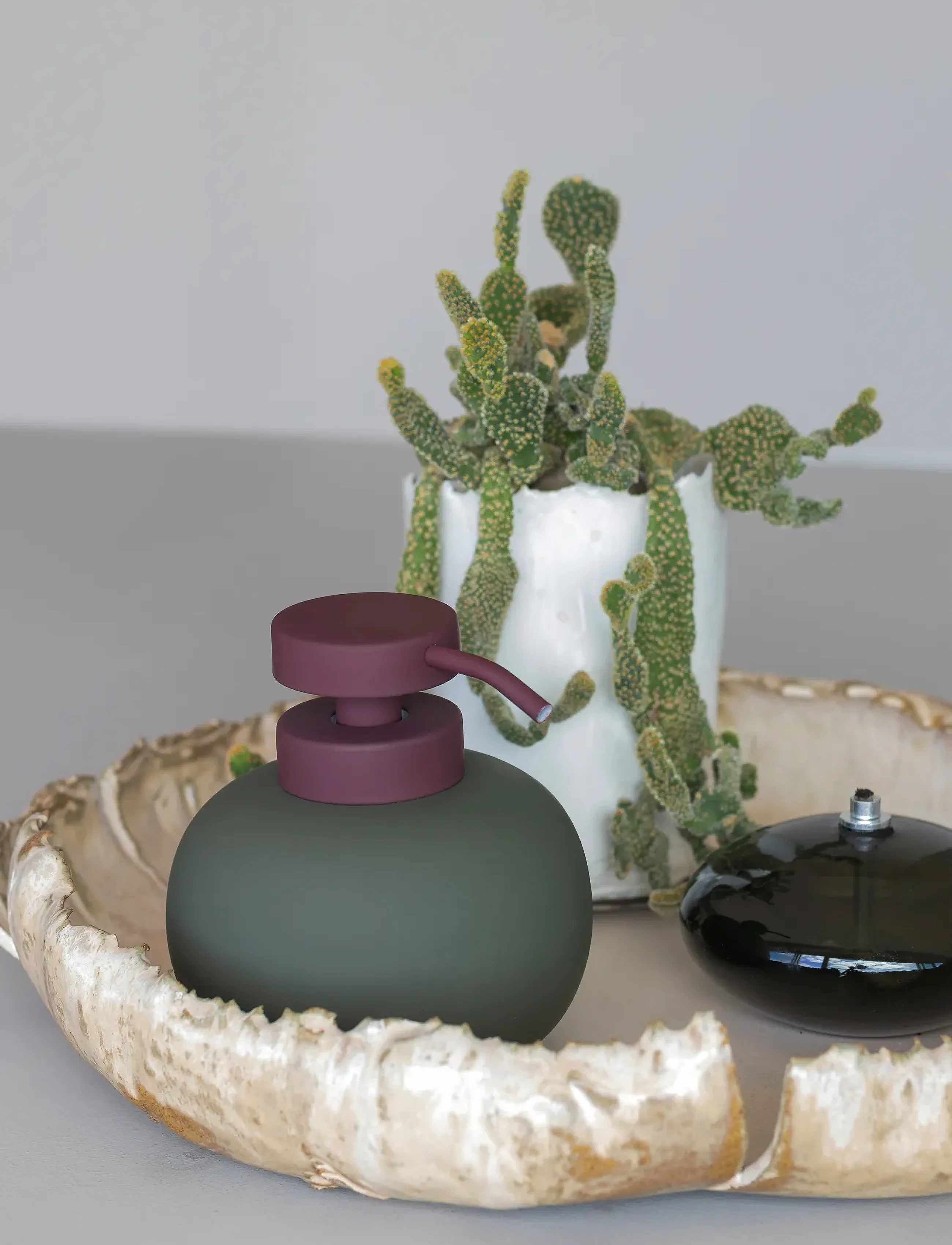 Mette Ditmer - LOTUS PLAY dispenser, low (2 pumps) - seifenspender & seifenschalen - dark olive - 5