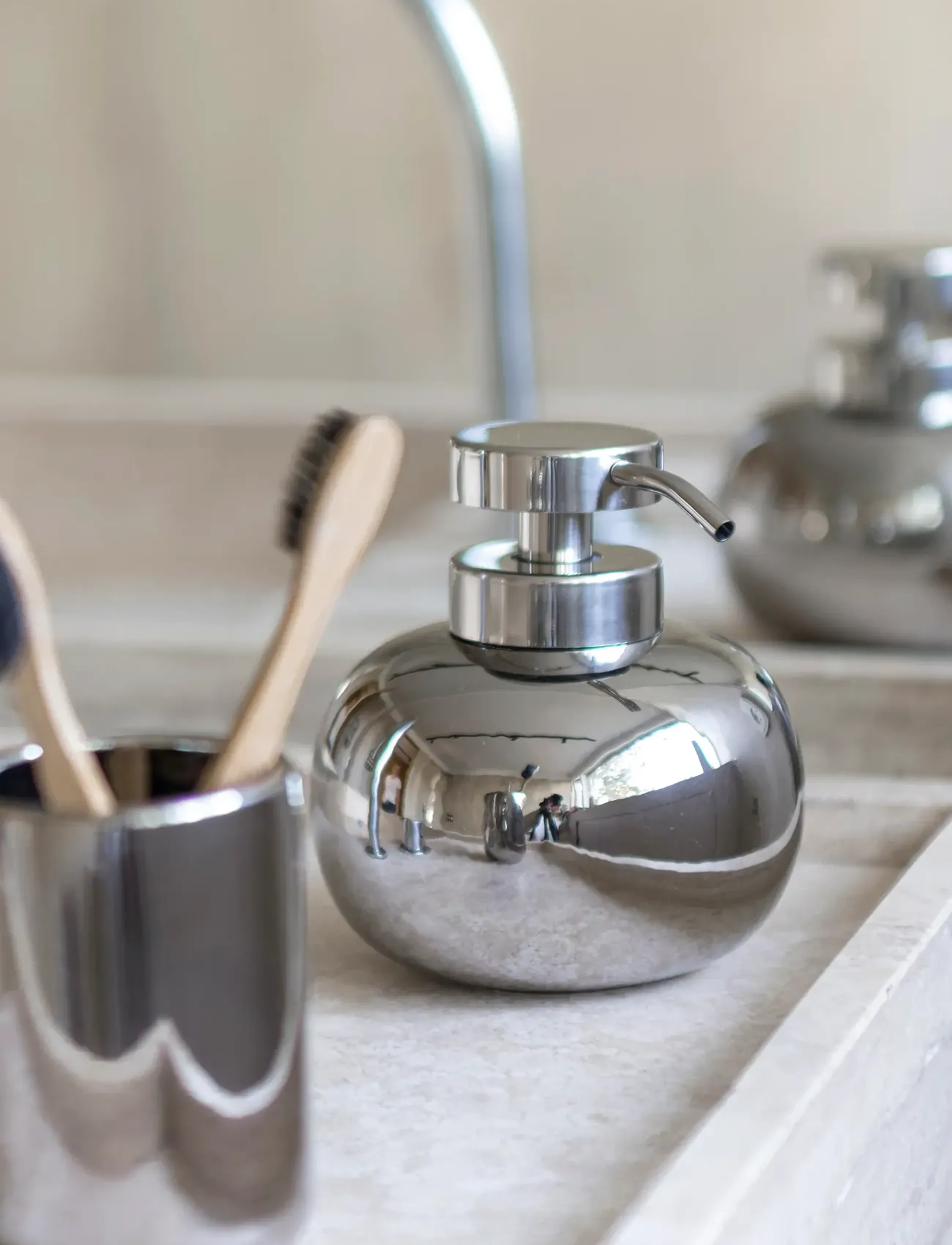 Mette Ditmer Lotus Dispenser, Low, Ø11X H13 cm, Bathroom Interior, Silber - Soap Pumps & Cups, Homeware
