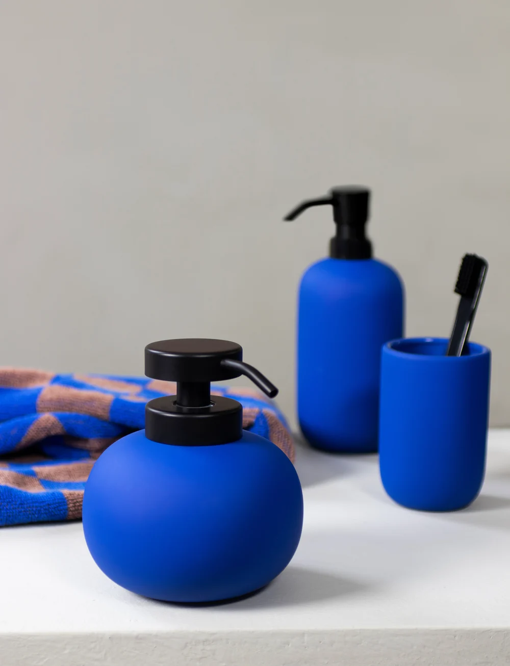 Mette Ditmer - LOTUS dispenser low - seifenspender & seifenschalen - cobalt - 1