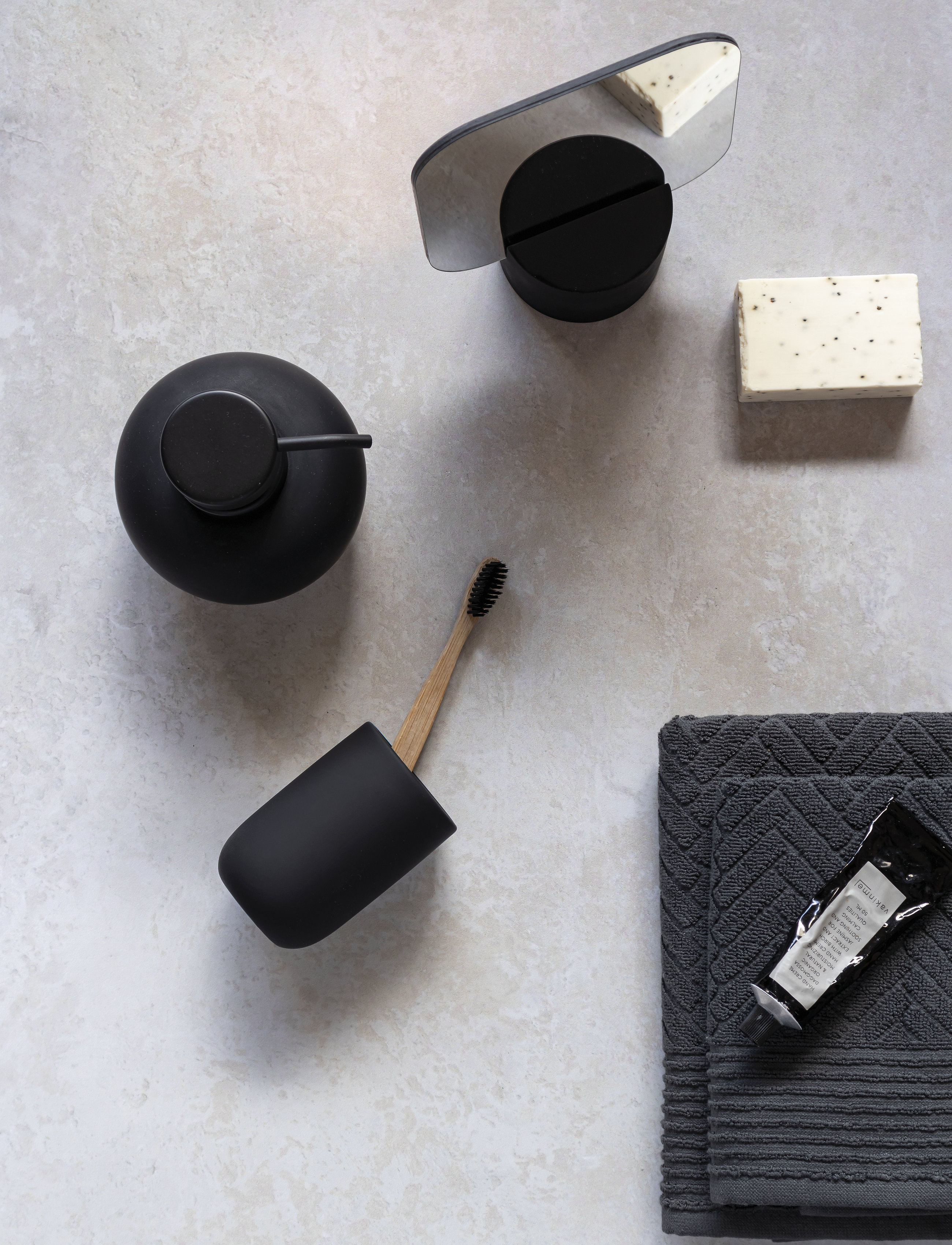 Mette Ditmer - LOTUS Dispenser - soap dispensers & dishes - black - 2