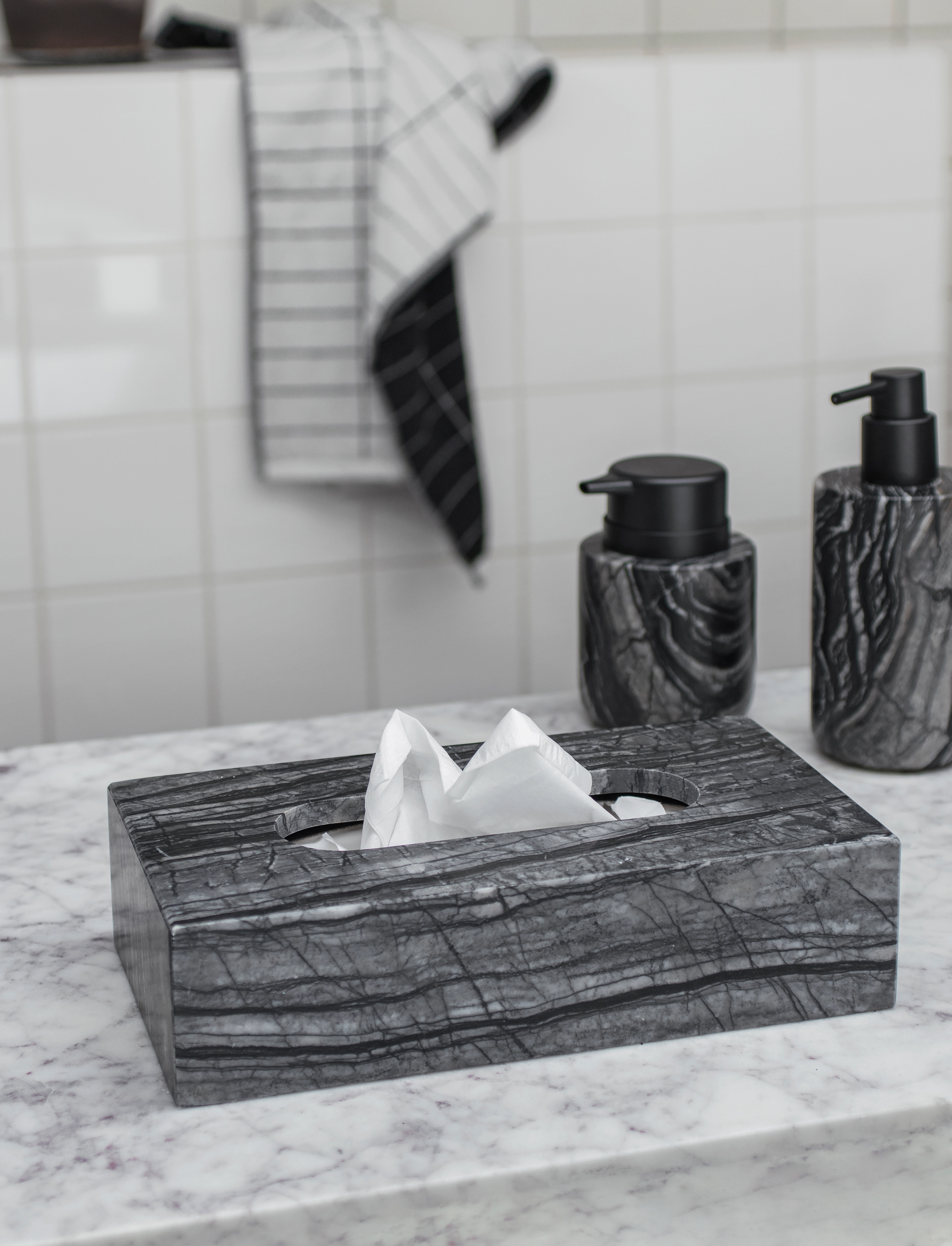 Mette Ditmer Marble Tissue Cover, 14X25.5X6.5 cm, Storage, Schwarz - Mini Boxes, Homeware