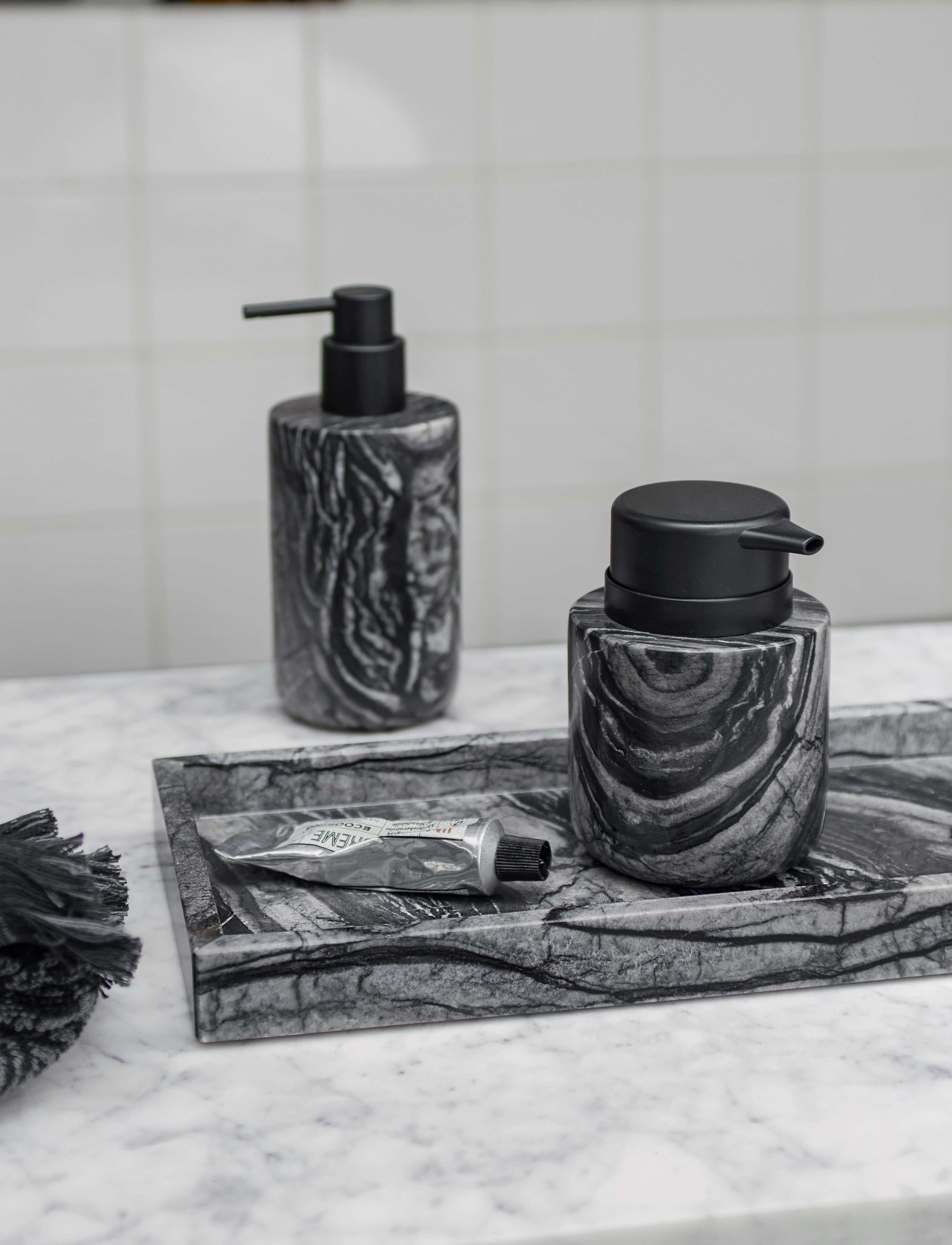 Mette Ditmer - MARBLE deco tray - köp efter pris - black / grey - 2
