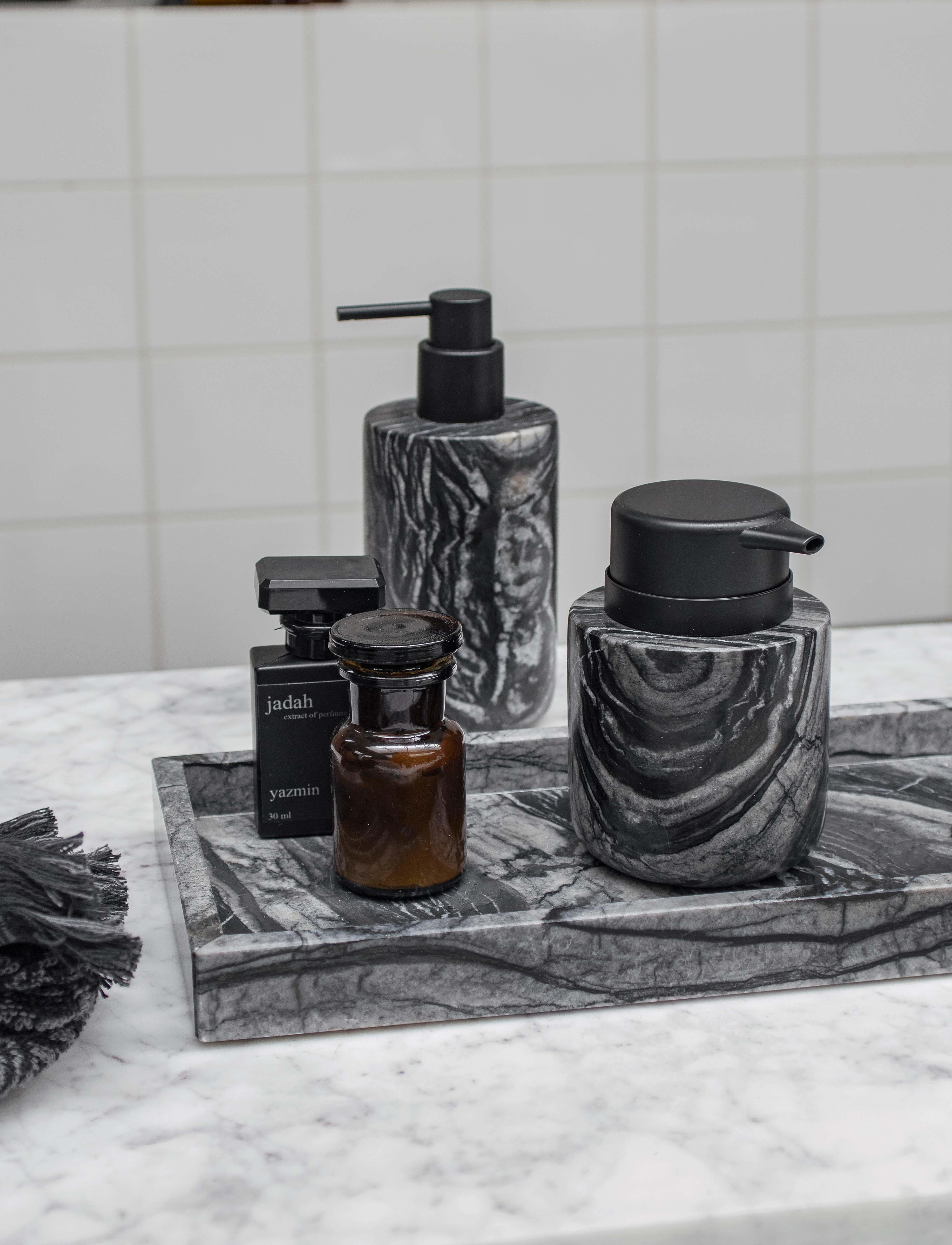 Mette Ditmer - MARBLE deco tray - köp efter pris - black / grey - 3