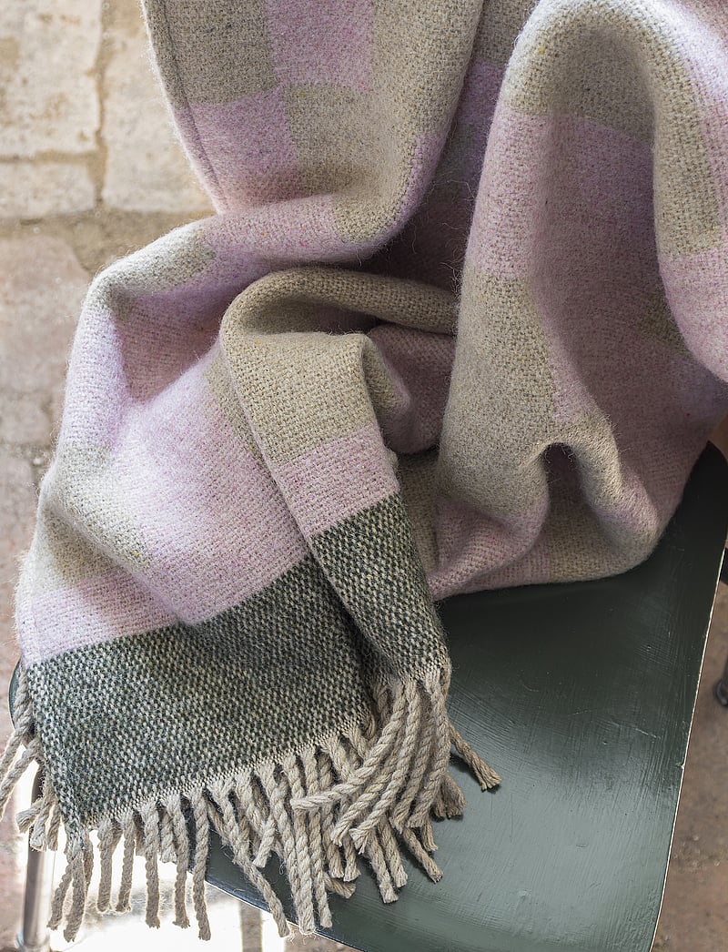 Mette Ditmer - MAZE throw - textilien für den außenbereich - powder rose - 3