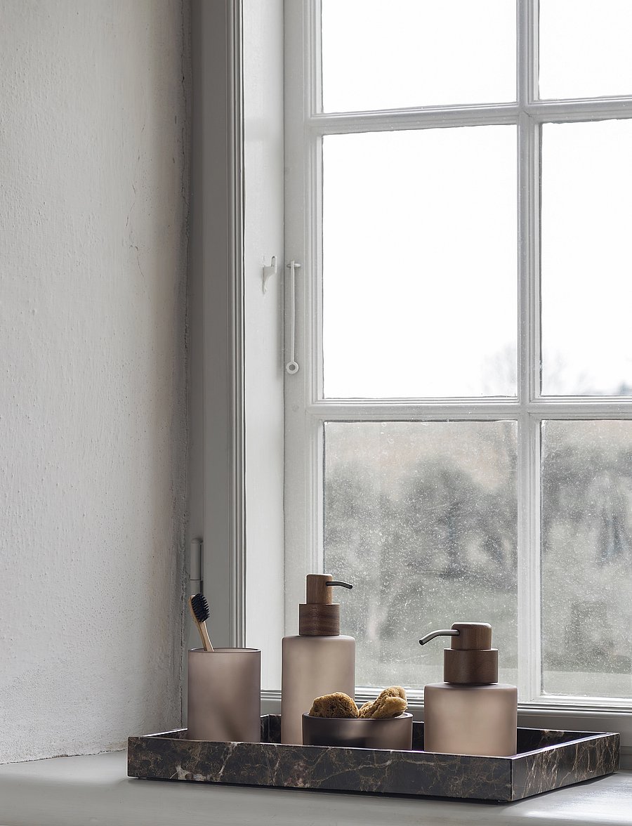 Mette Ditmer - MODEST dispenser, tall - seebidosaatorid ja -alused - walnut - 2