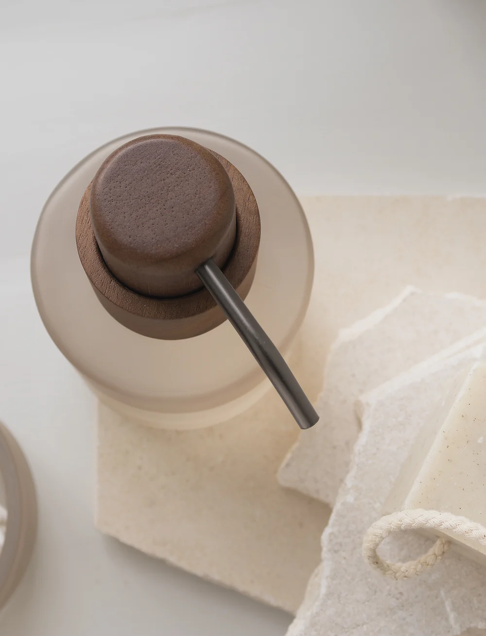 Mette Ditmer - MODEST dispenser, low - seifenspender & seifenschalen - kit - 2