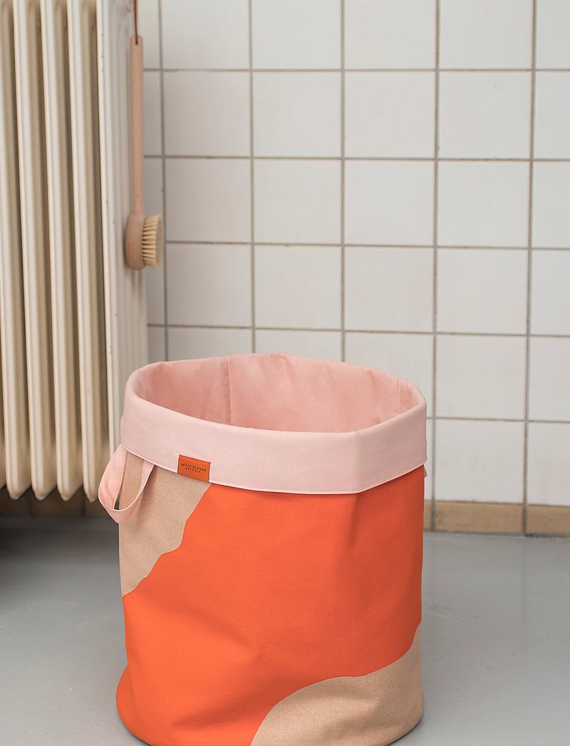 Mette Ditmer - NOVA ARTE laundry bag - wäschekörbe - latte / orange - 0