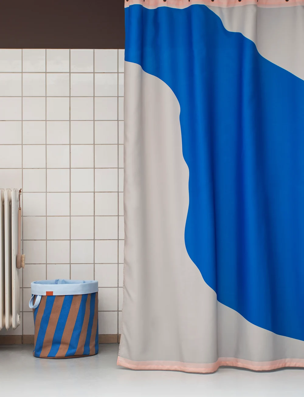 Mette Ditmer - NOVA ARTE shower curtain - sturtuhengi - light grey / cobalt - 1