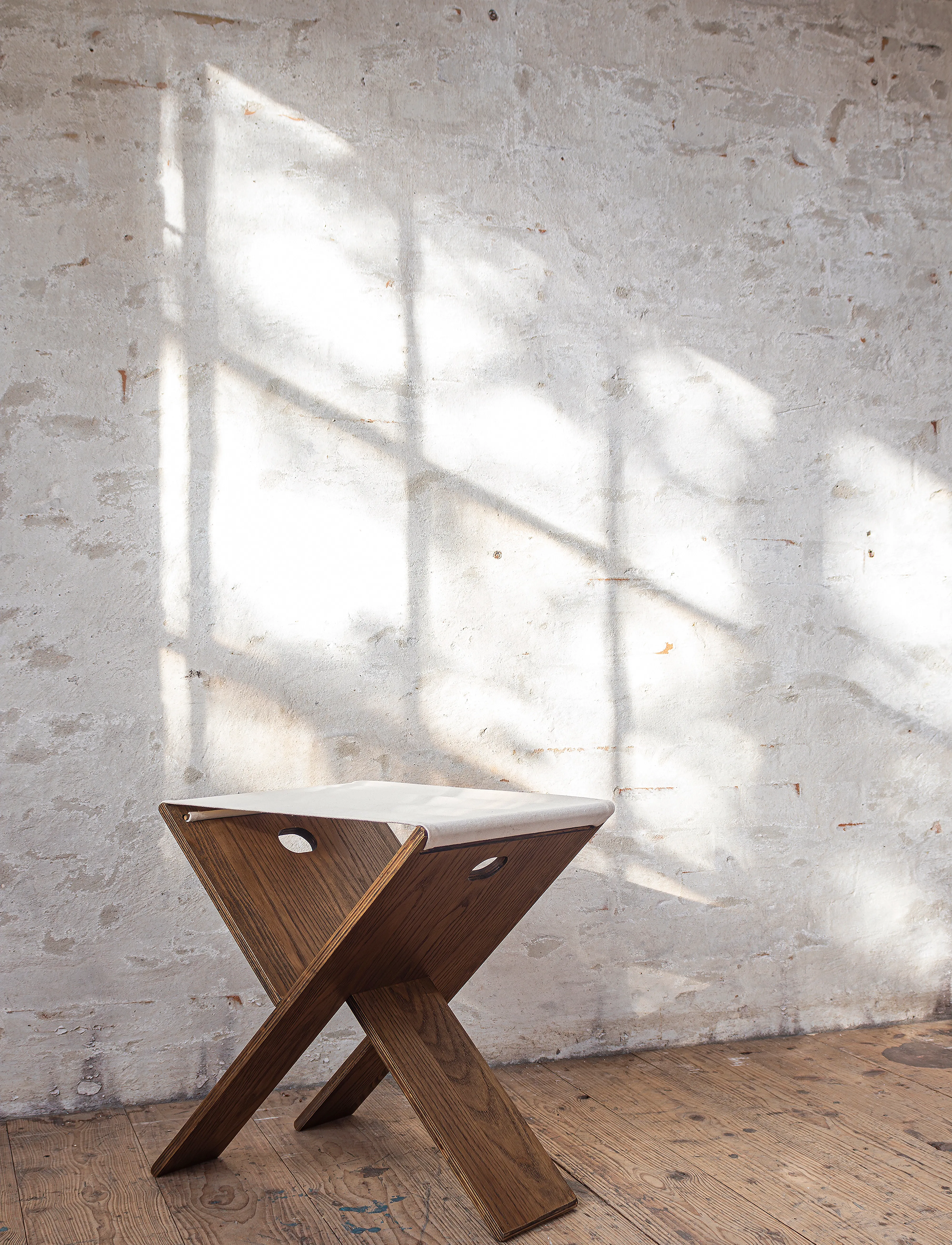 Mette Ditmer - ROOTS folding stool - krēsli un soliņi - dark oiled - 4