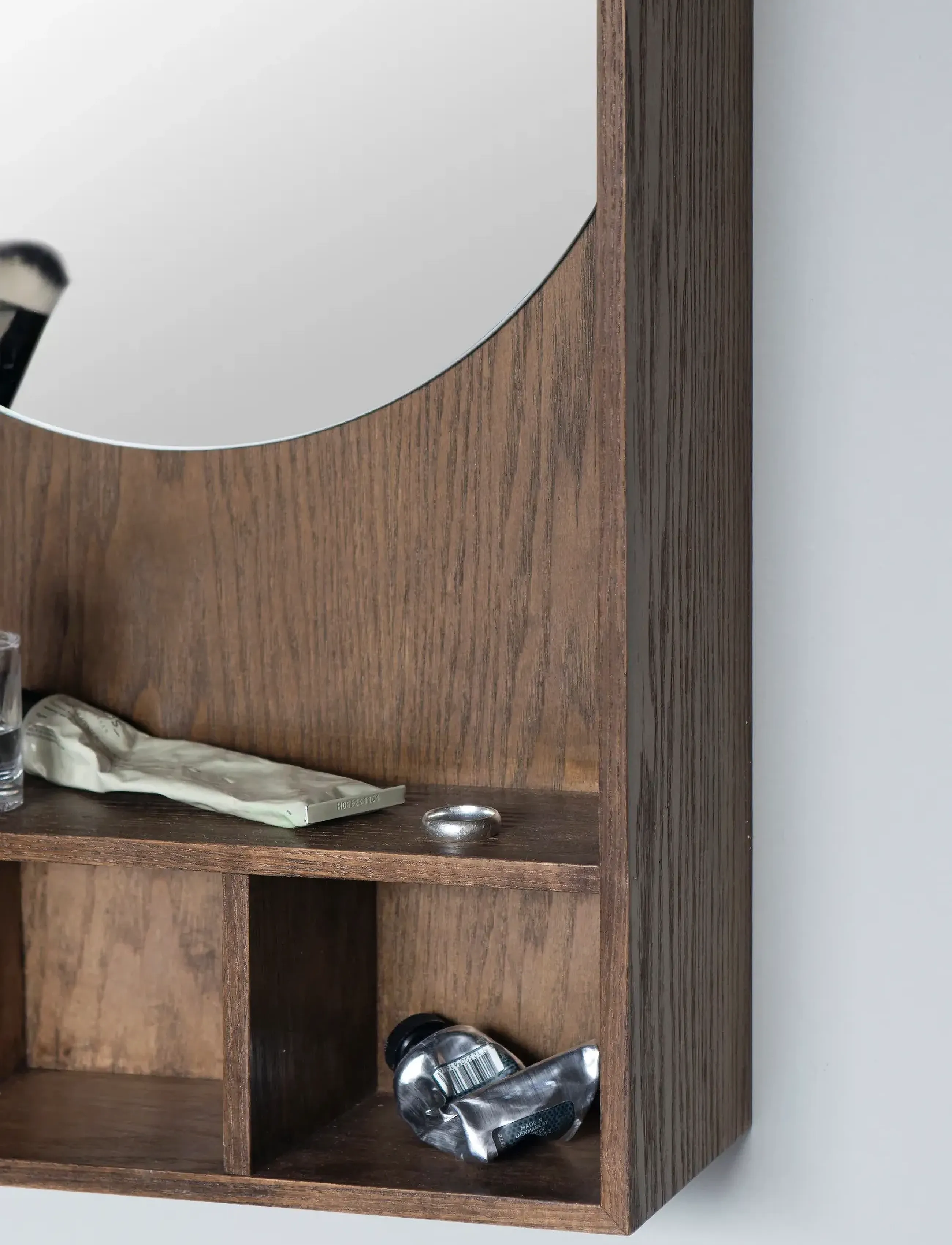 Mette Ditmer - SHOW-ME mirror shelf - hoiustamine ja riiulid - dark oiled - 3