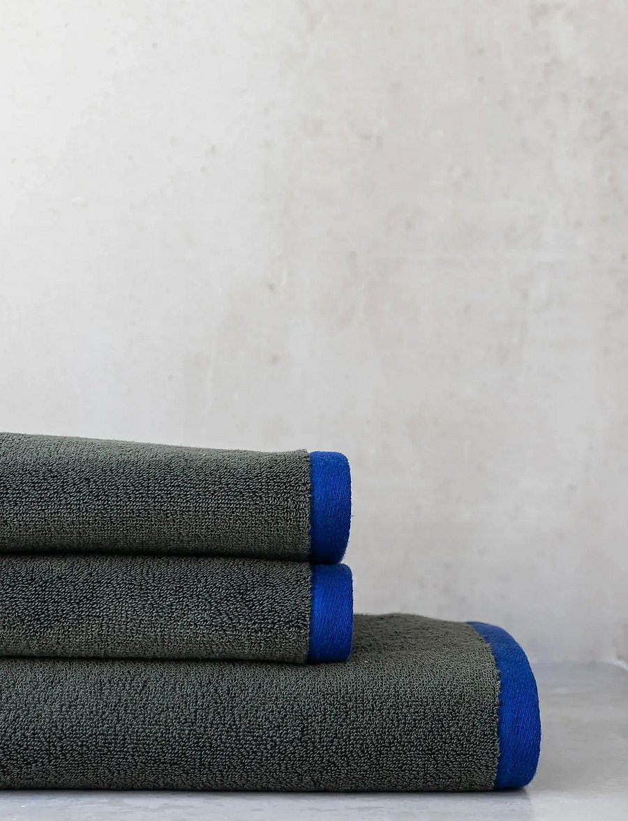 Mette Ditmer - SOFT guest towel, 2-pack - külaliste käterätikud - dark olive / light blue - 0