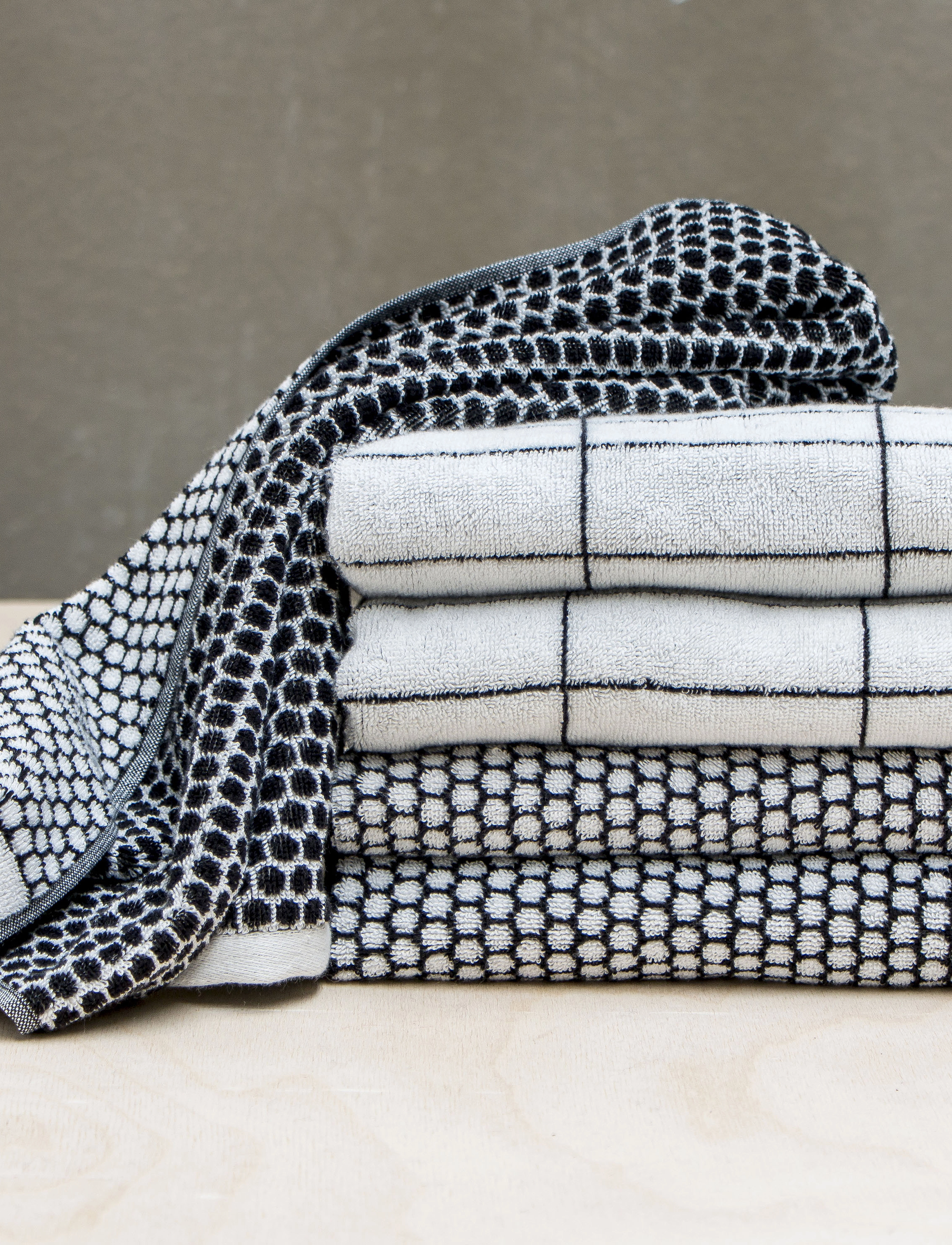 Mette Ditmer - TILE guest towel, 2 pack - gästehandtücher - black / off-white - 2