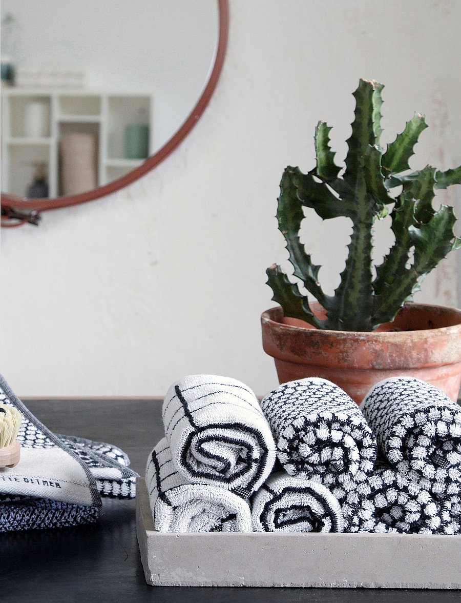 Mette Ditmer - TILE STONE fingertip towel - black/off white - 1