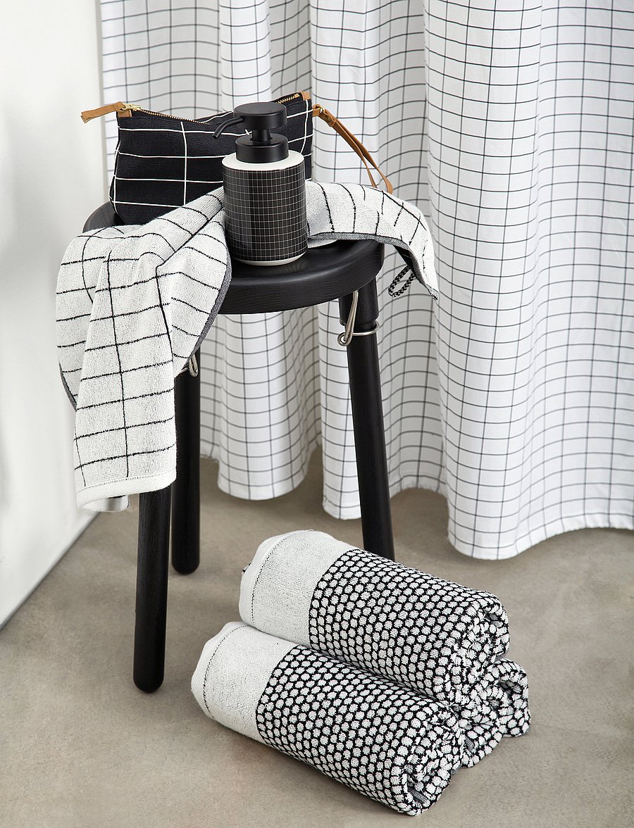 Mette Ditmer - TILE STONE Bath towel - saunalinad - black/off white - 2