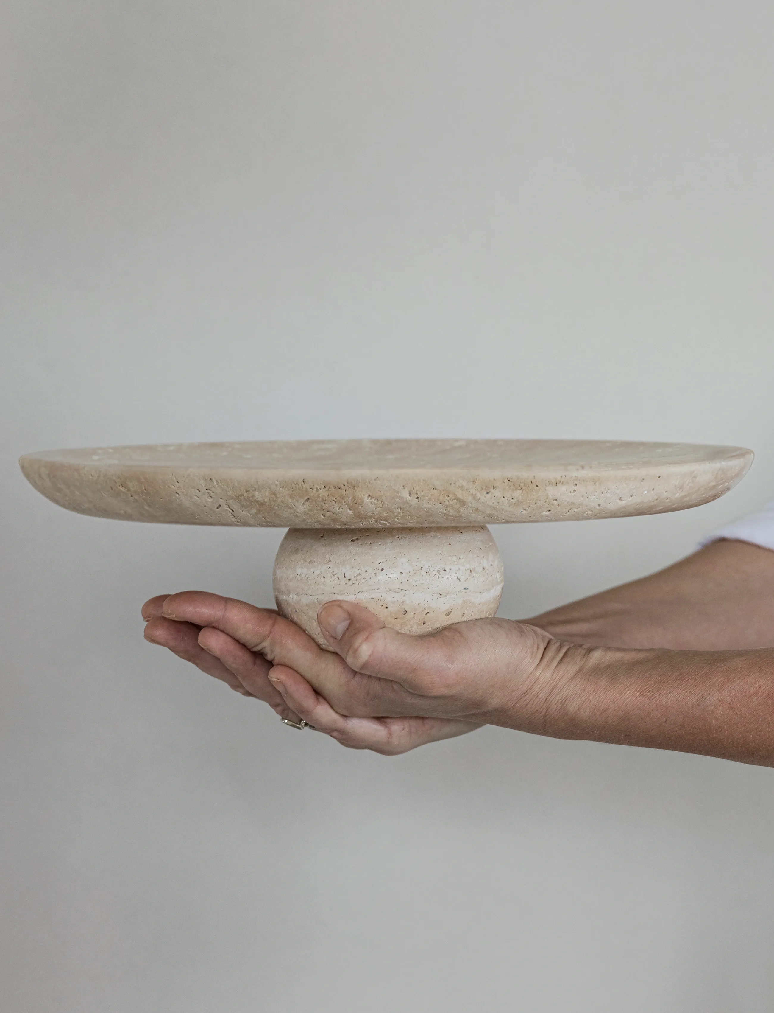 Mette Ditmer - TRAVERTINE pedestal - decorative platters - linen - 2