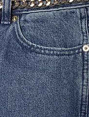 Michael Kors - FLARE CHAIN BELT DNM JEAN - utsvängda jeans - duskbluewash - 2