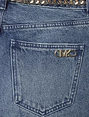 Michael Kors - FLARE CHAIN BELT DNM JEAN - utsvängda jeans - duskbluewash - 4